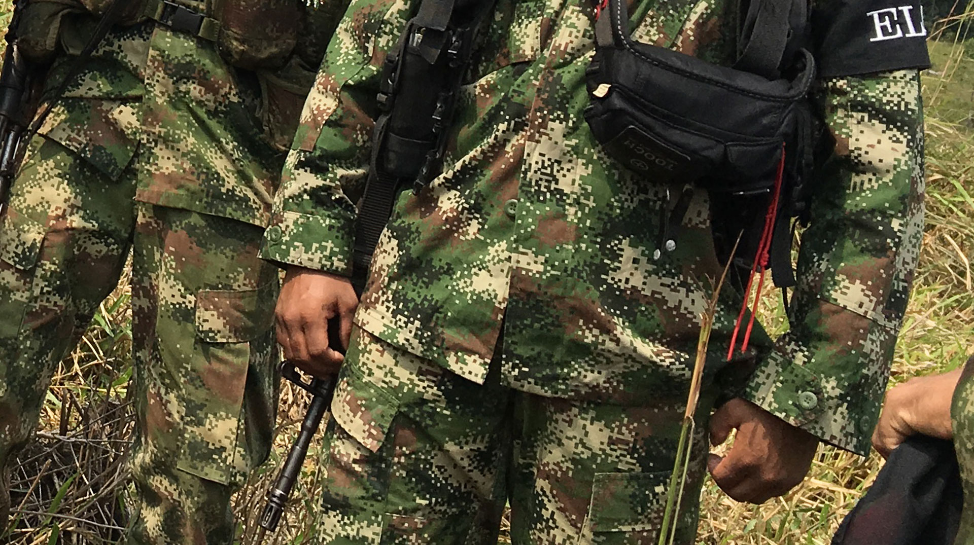 ELN-Mitglied mit Uniform, Waffe und Armbinde