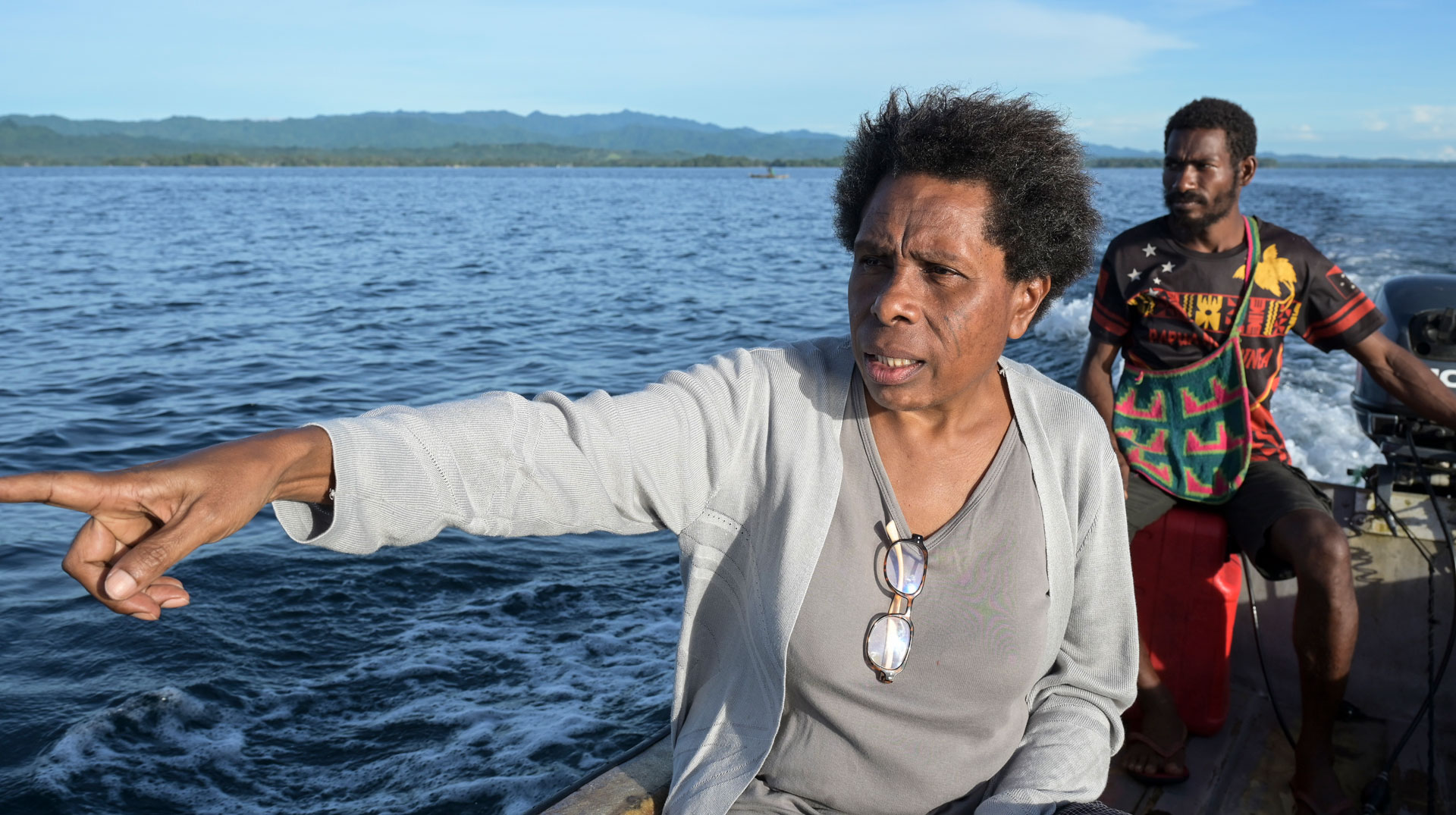Umwelt-Aktivistin Rosa Koian ist an einer Küste des Bismarck-Archipels (Papua-Neuguinea) unterwegs