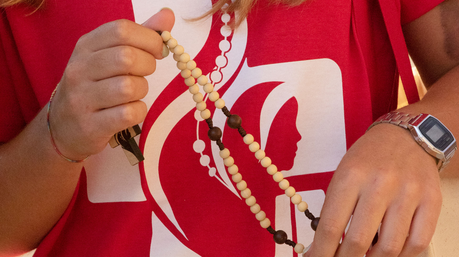 Rosenkranz und Logo Weltjugendtag auf T-Shirt