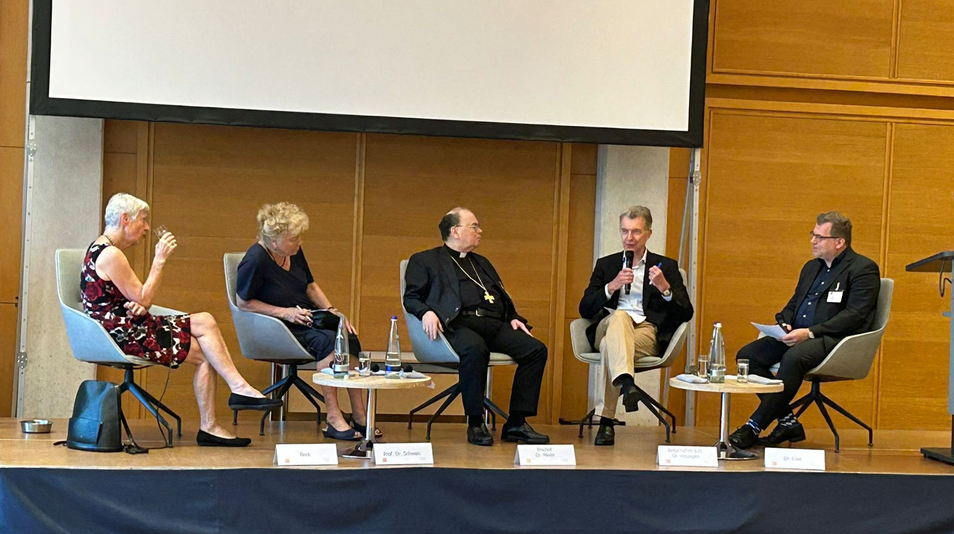 Marieluise Beck, Gesine Schwan, Bischof Bertram Meier, Christoph Heusgen und Jörg Lüer auf Podium zum Friedenswort der Bischöfe