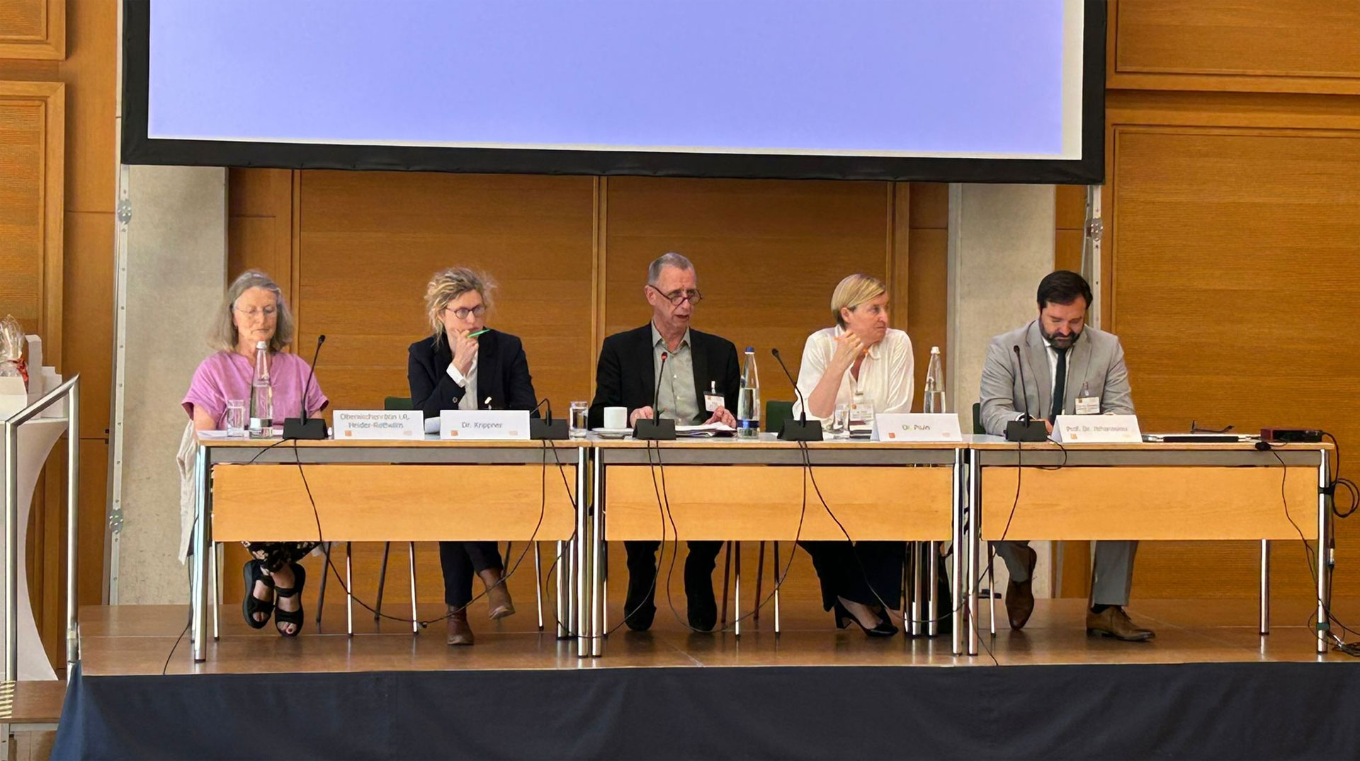Podium auf der Fachtagung zum Friedenswort der deutschen Bischöfe „Friede diesem Haus“