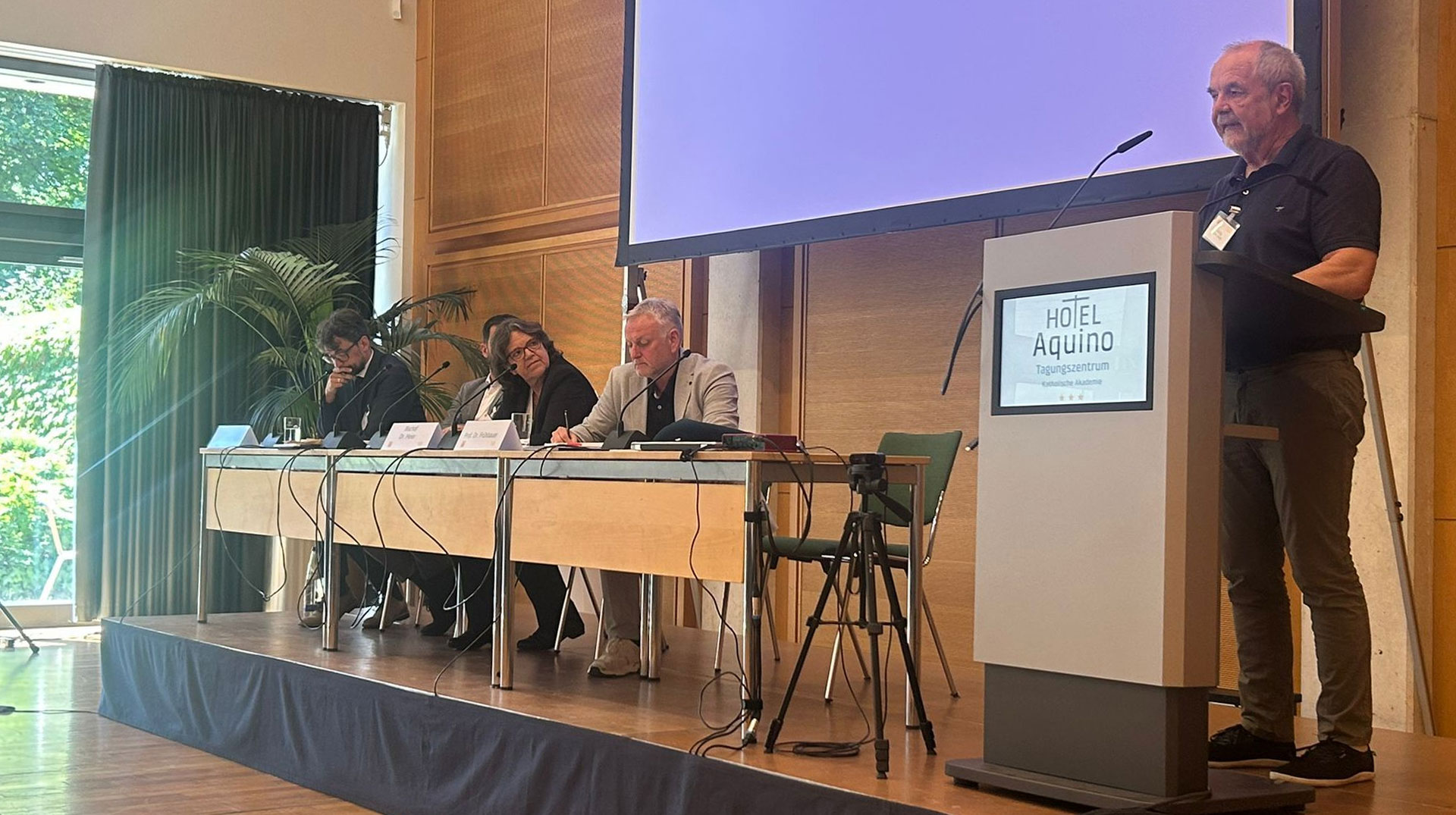 Podium auf der Fachtagung zum Friedenswort der deutschen Bischöfe „Friede diesem Haus“