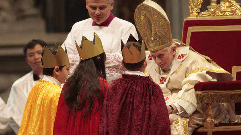 Drei kleine Könige besuchen den Papst