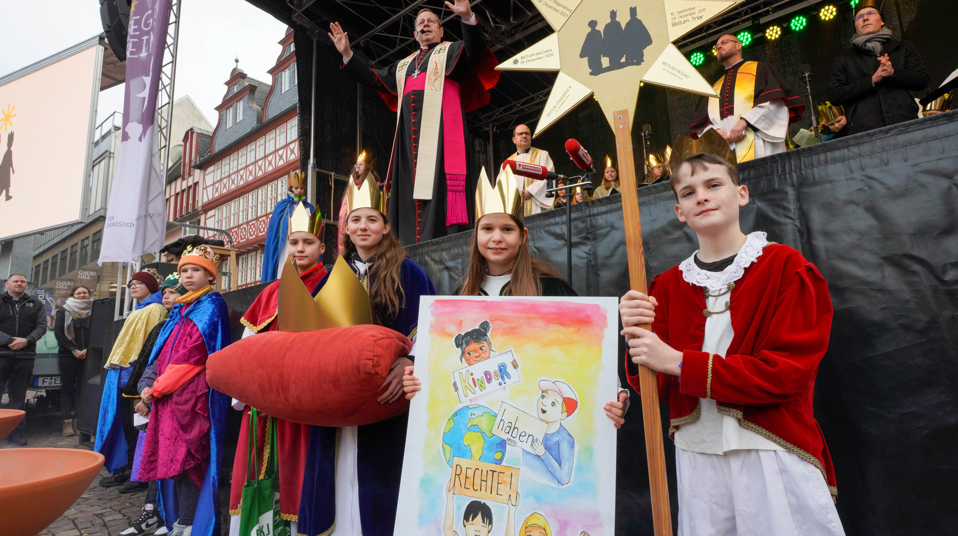 Aus der Pfarrgemeinde St. Markus in Frankfurt Nied überreichen Jakob, Lara, Florian und Lilian stellvertretend für das Bistum Limburg den großen Stern an Laura, Paul, Kajsa und Johann aus der Pfarreiengemeinschaft Kempten-West.