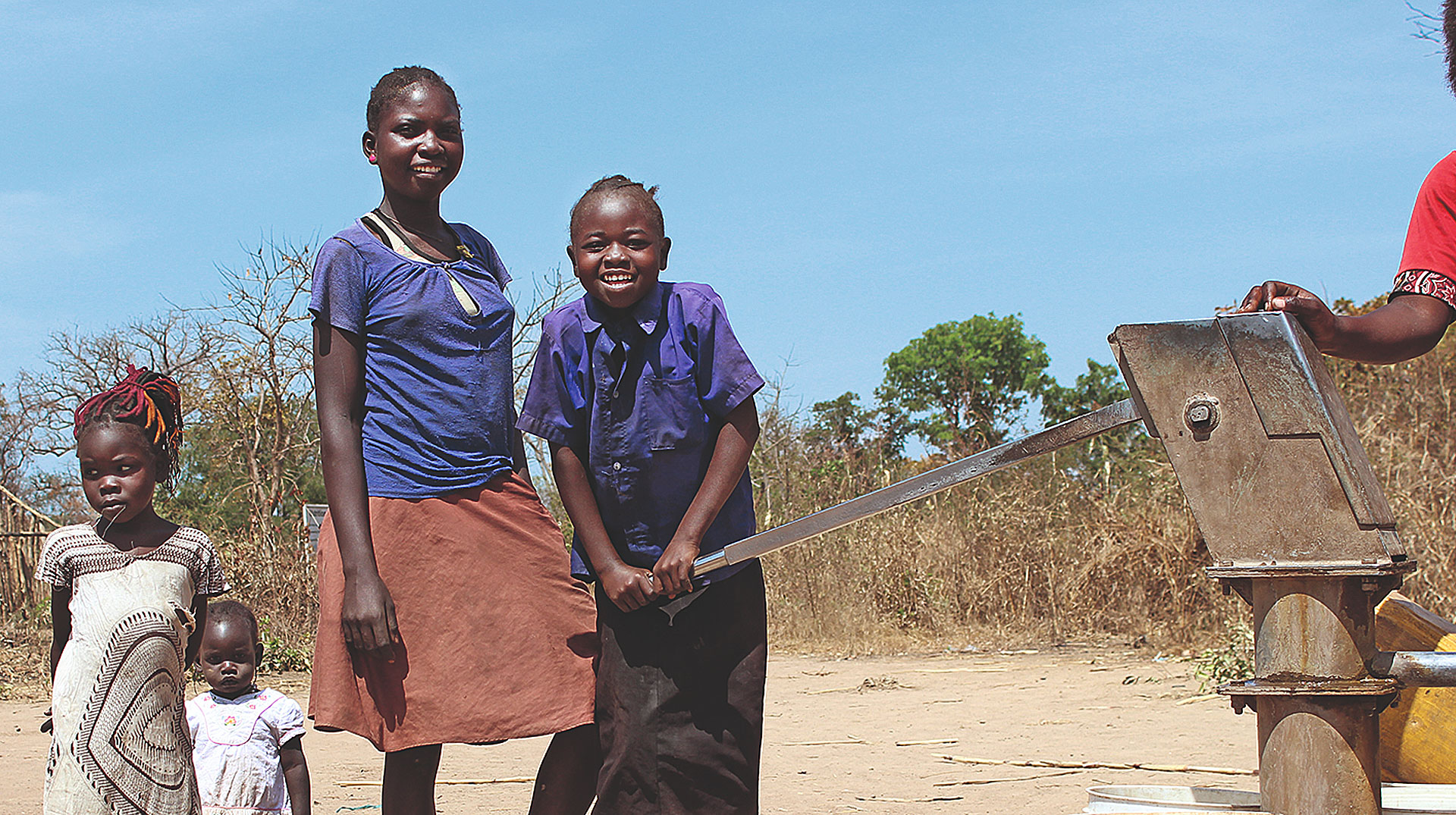 Kinder stehen an einer Pumpe in Wau (Südsudan)