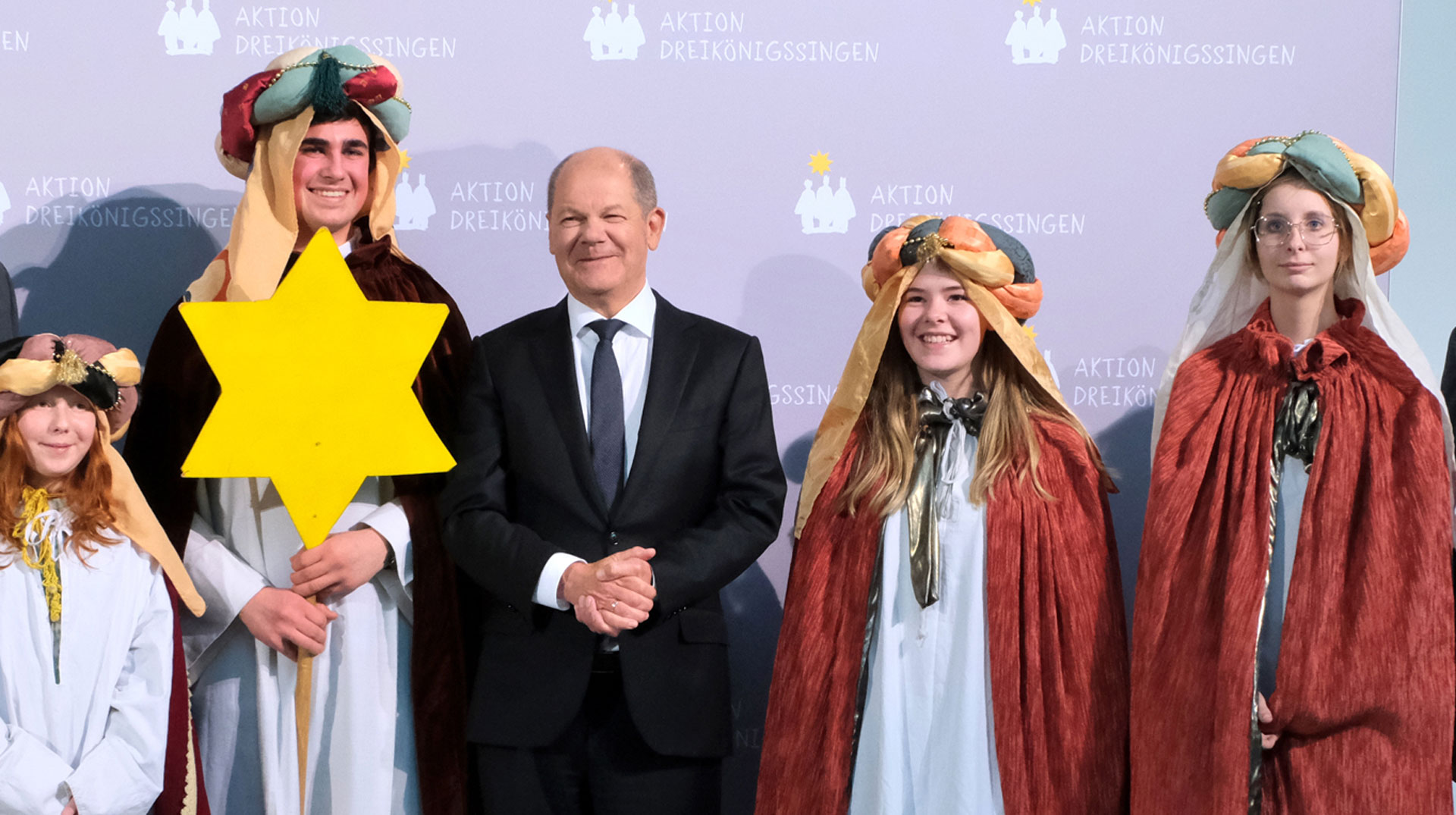Sternsinger aus dem Bistum Magdeburg besuchen Bundeskanzler Olaf Scholz im Kanzleramt