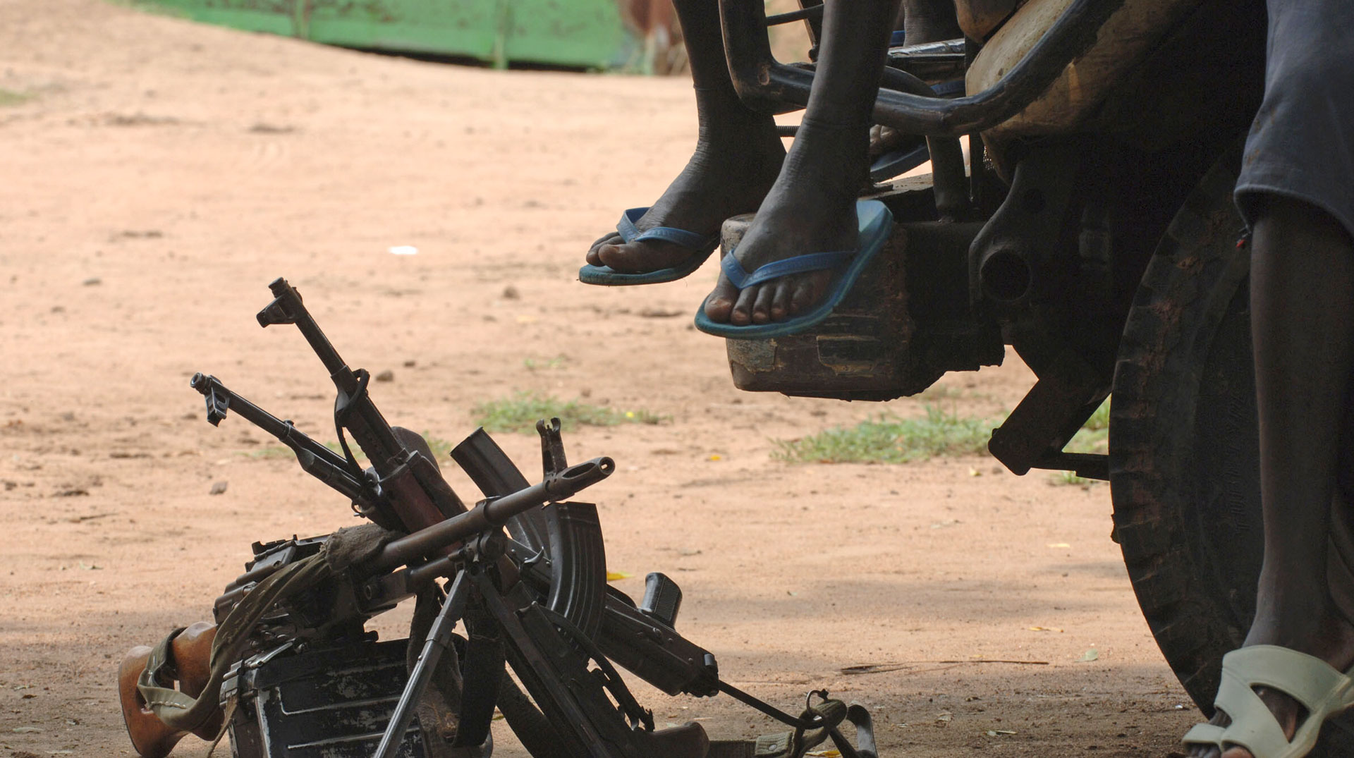 Ein Haufen Waffen liegt neben einem Fahrzeug von Rebellen im Südsudan