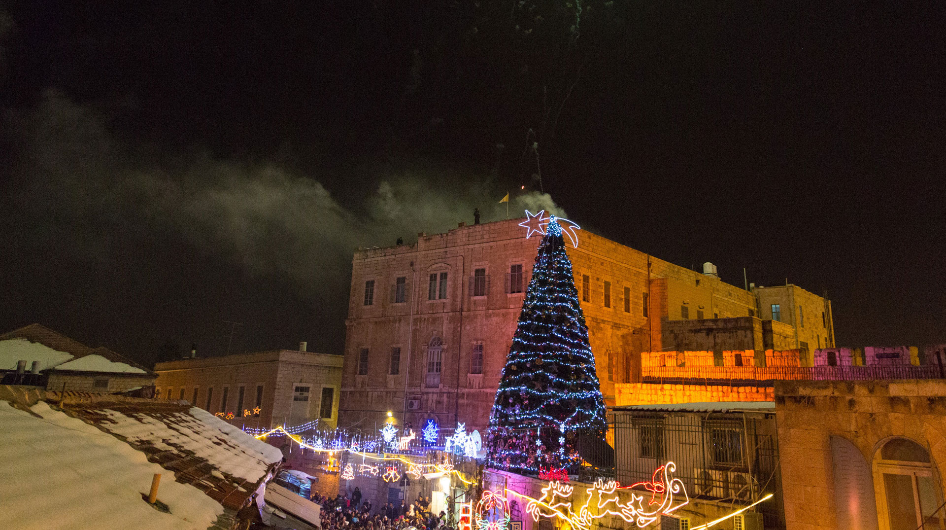 Feierliches Entzünden des Weihnachtsbaumes am Neuen Tor im christlichen Viertel der Jerusalemer Altstadt mit Feuerwerk und Pfadfindern. 2013.