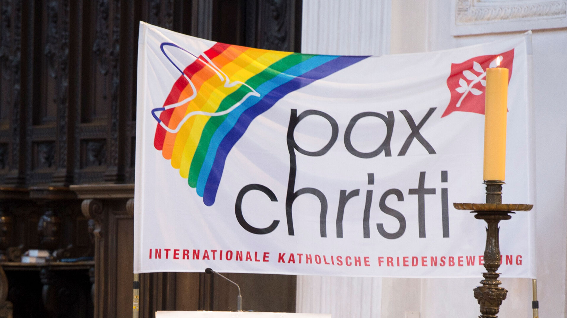 Banner der katholischen Friedensbewegung Pax Christi in einer Kirche