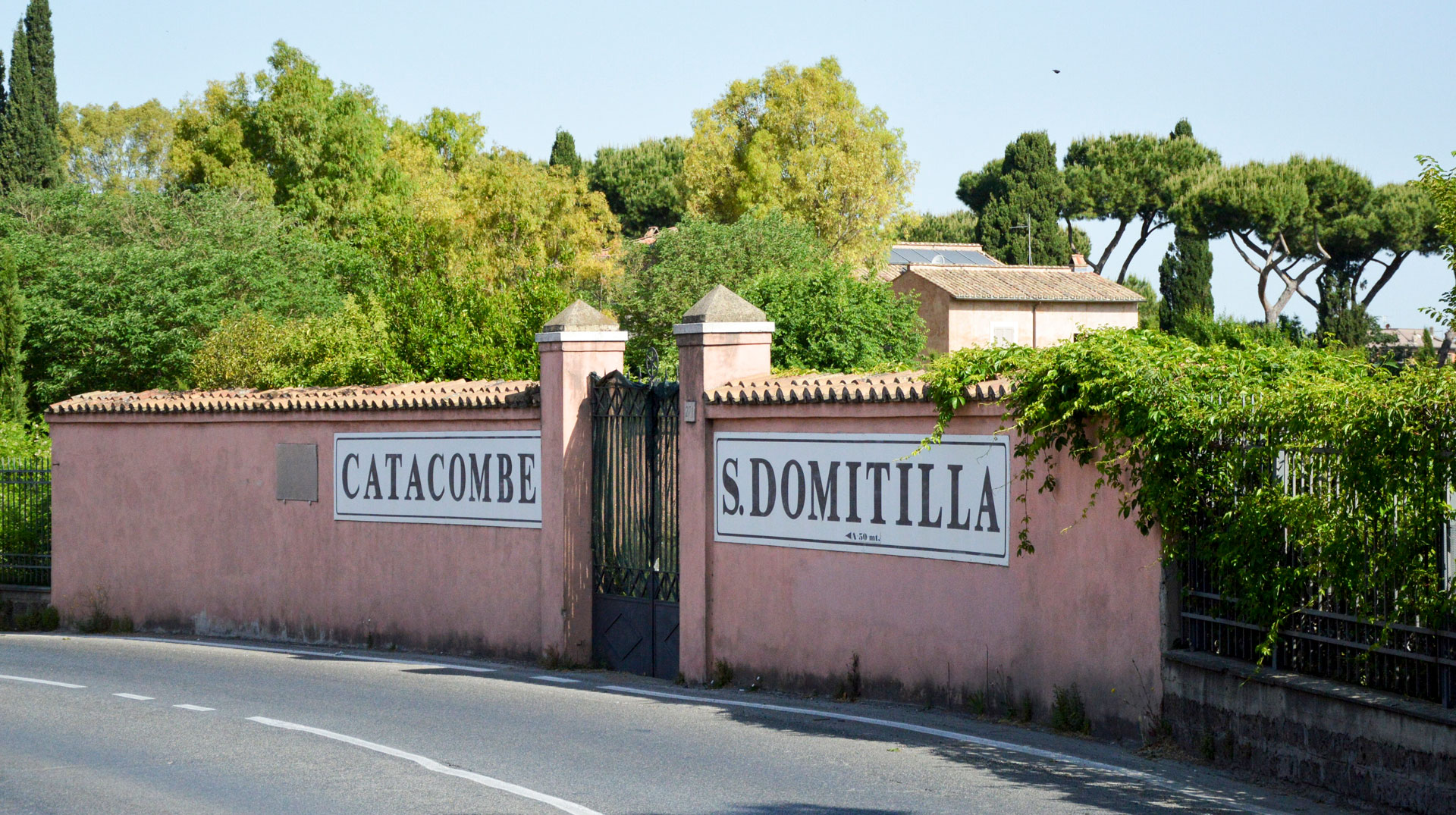 Eingang zu den Domitilla-Katakomben in Rom, dem größten System der rund sechzig antiken Katakomben der Stadt.