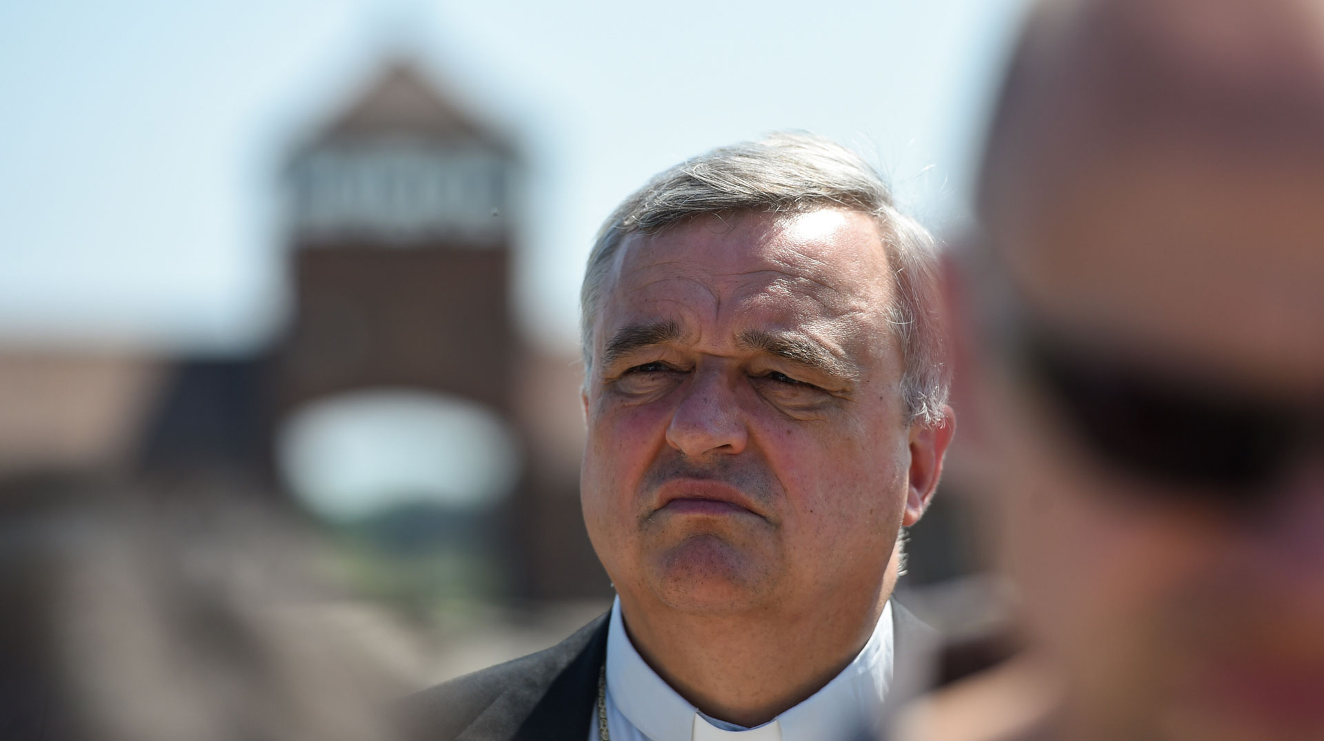 Bischof Karl-Heinz Wiesemann nimmt am 4. Juli 2015 im KZ-Auschwitz Birkenau (bei Oswiecim, Polen) an einer Führung teil.