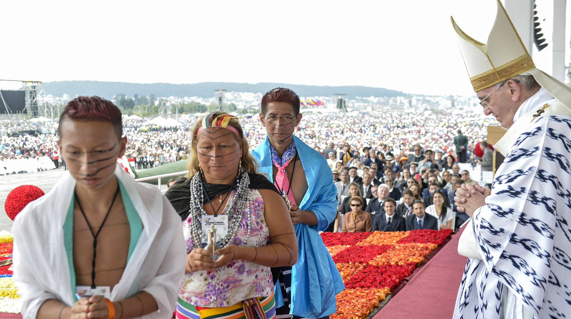 Indigene Bewohner Ecuadors bringen die Gaben während der Messe mit Papst Franziskus am 7. Juli 2015 im Bicentennial Park in Quito.