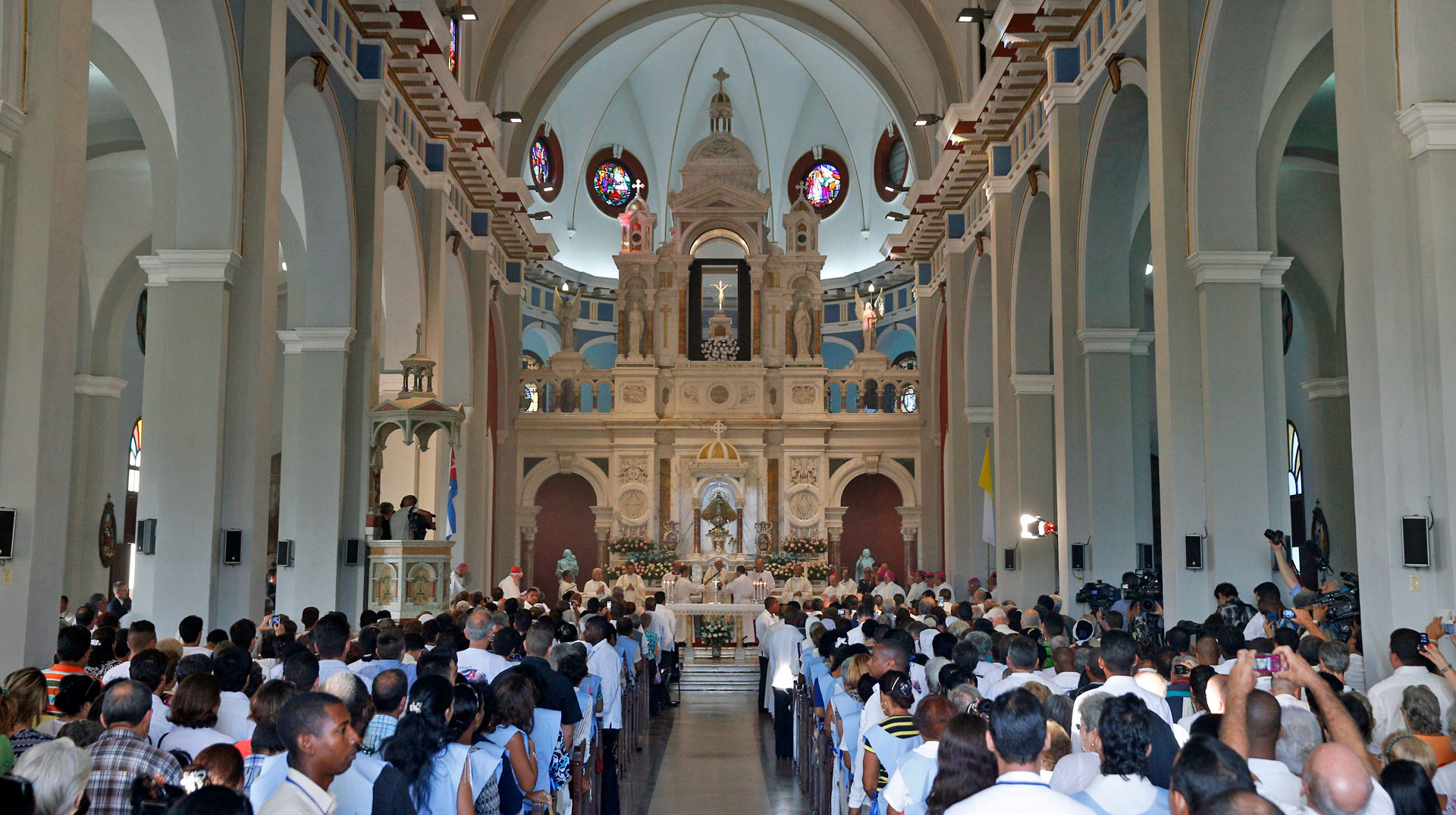 Eucharistiefeier in der Wallfahrtskirche von El Cobre vor der Virgen de la Caridad del Cobre (2015).