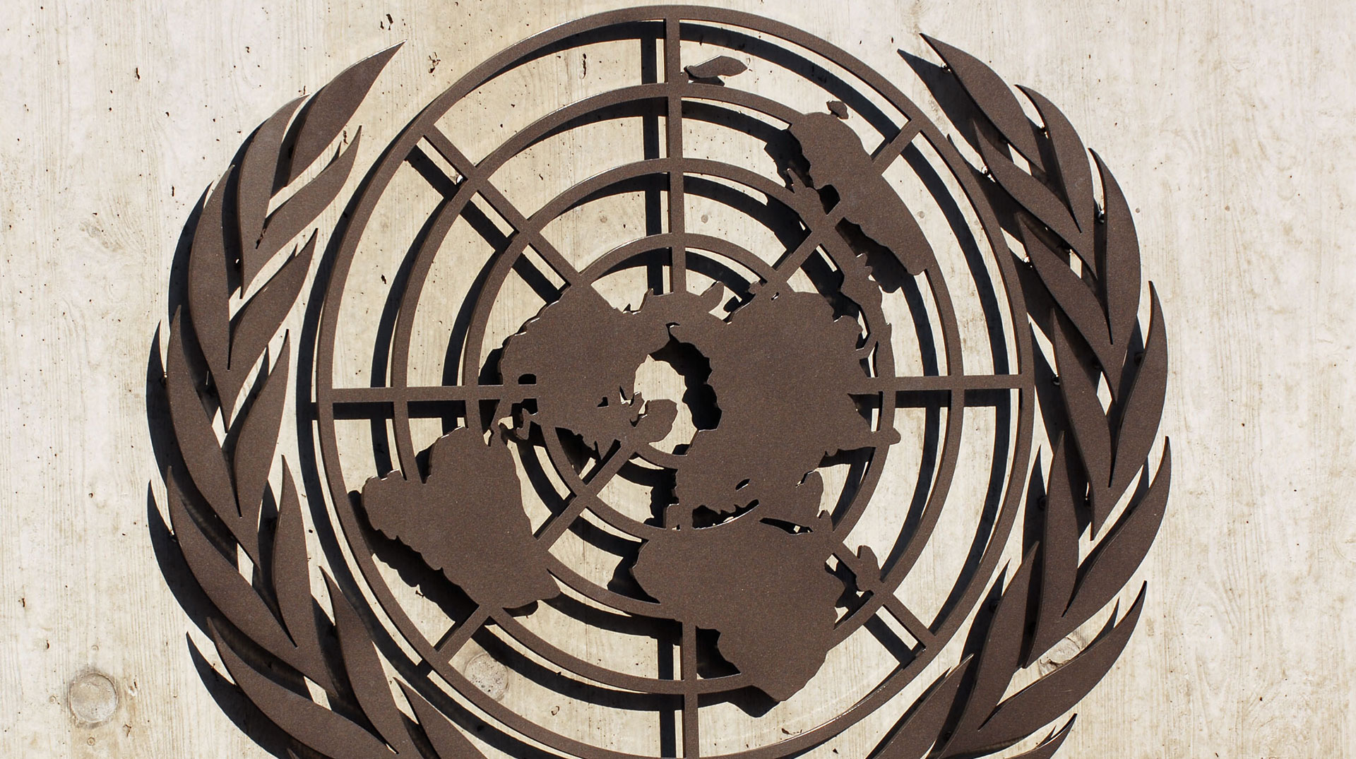 Emblem der Vereinten Nationen am Eingang zum Hauptquartier der UNO in Genf.