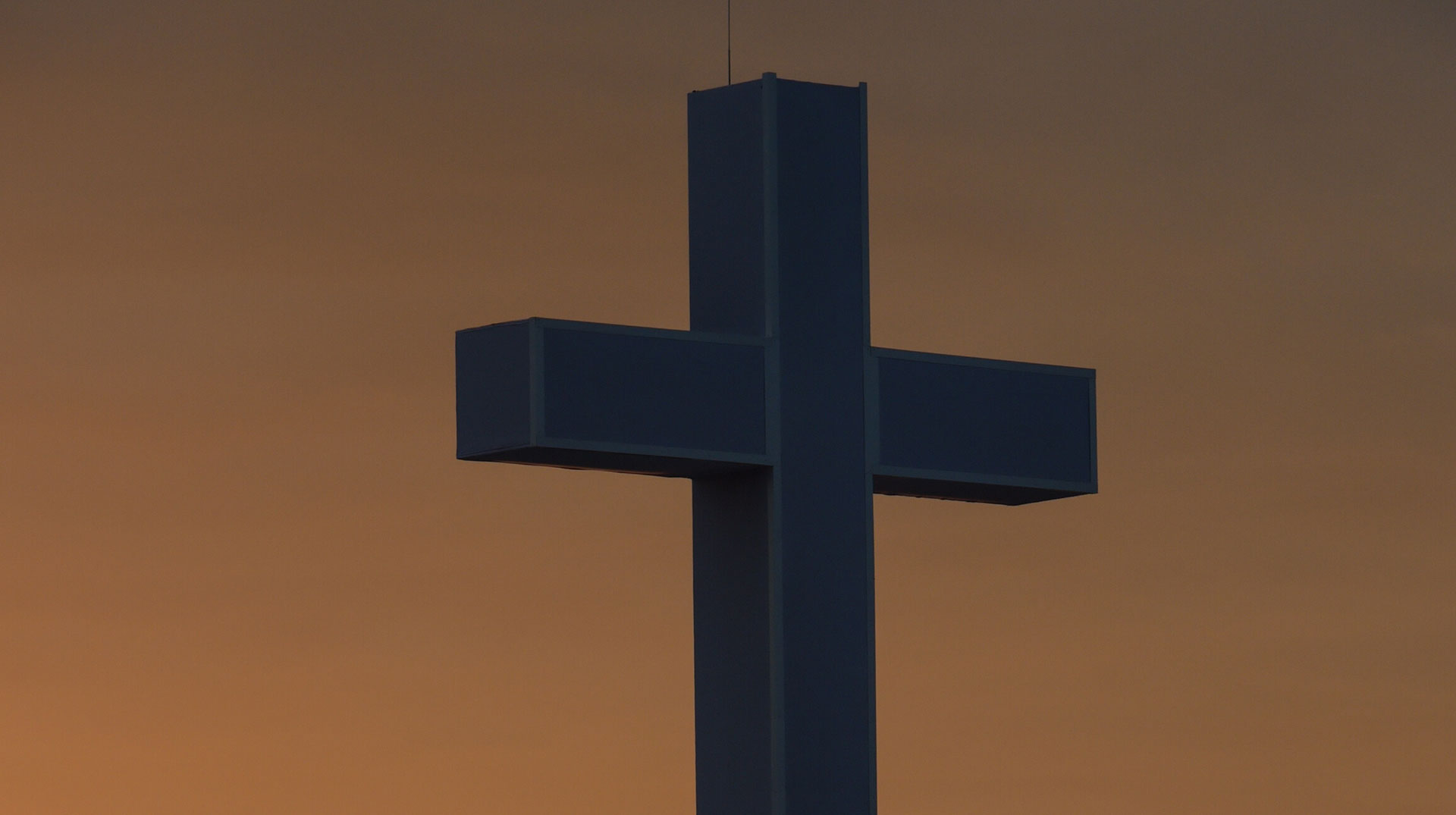 Kreuz im Morgengrauen in Brzegi (Polen)