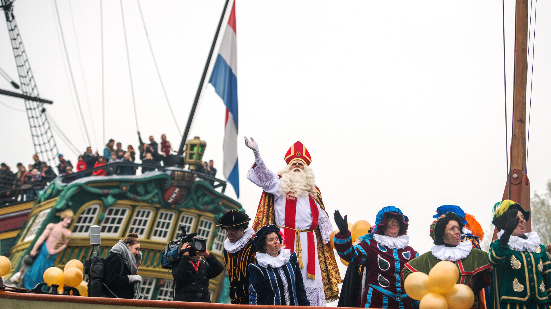 Ankunft von Sinterklaas, Nikolaus, auf einem Dampfschiff in Amsterdam (Niederlande) am 13. November 2016. Das mit Luftballons geschmückte Schiff fährt durch eine Gracht, der Sinterklaas winkt.
