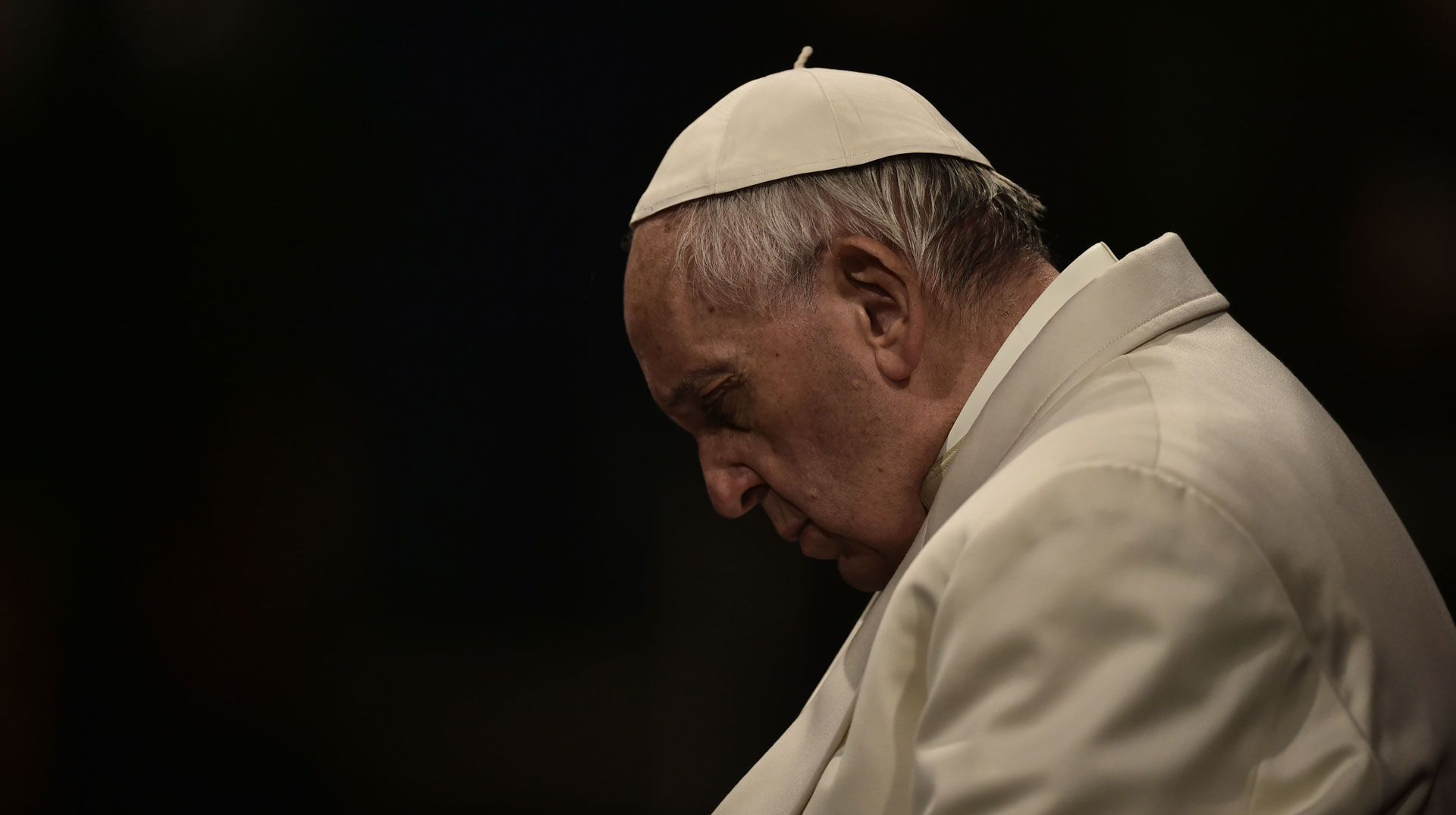 Papst Franziskus schaut traurig nach unten vor schwarzem Hintergrund am 14. April 2017 in Rom.