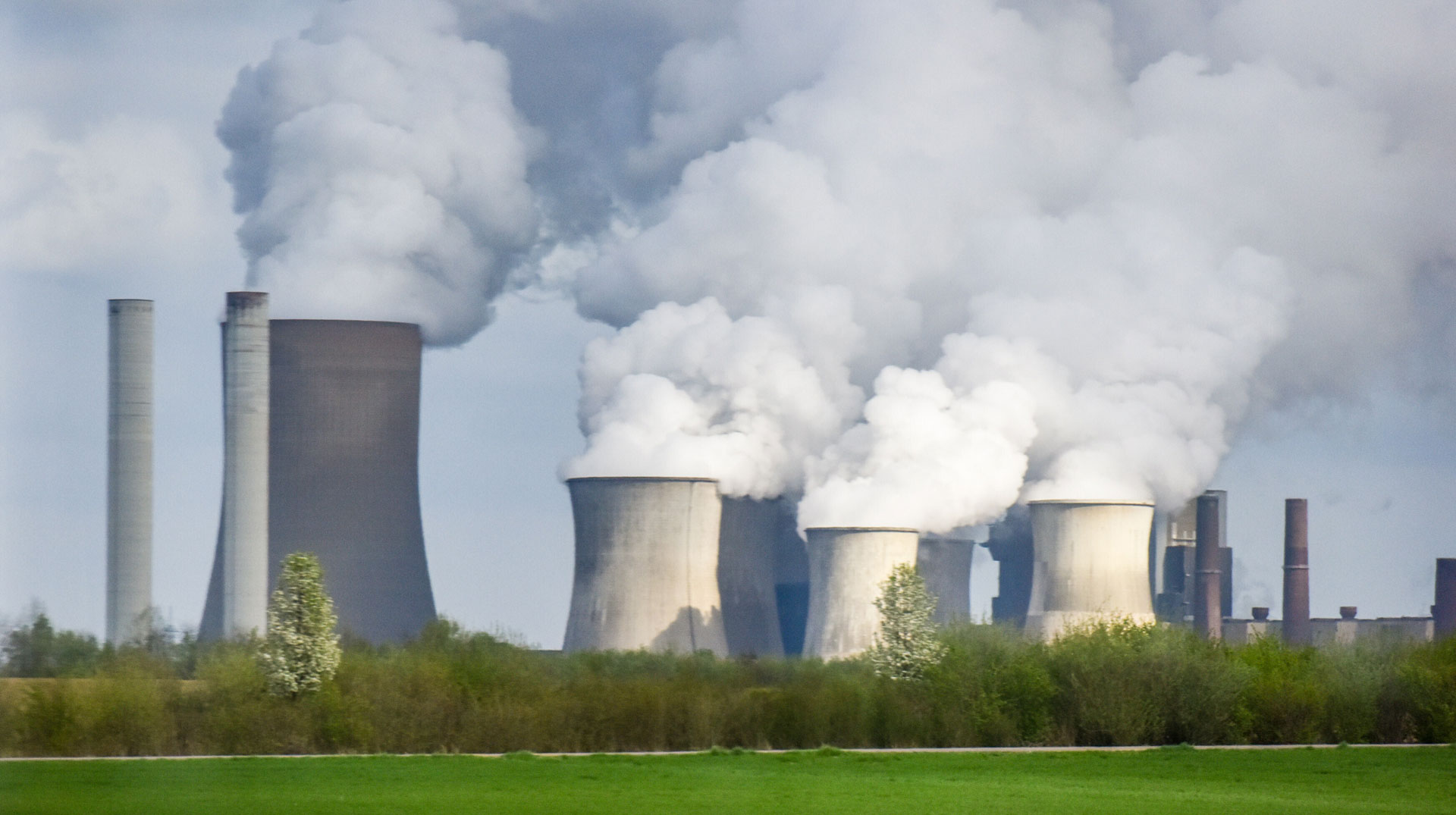Braunkohlekraftwerk in Grevenbroich am 6. April 2017. Dichte Rauchwolken steigen in den grauen Himmel aus den Schloten der Kühltürme auf.