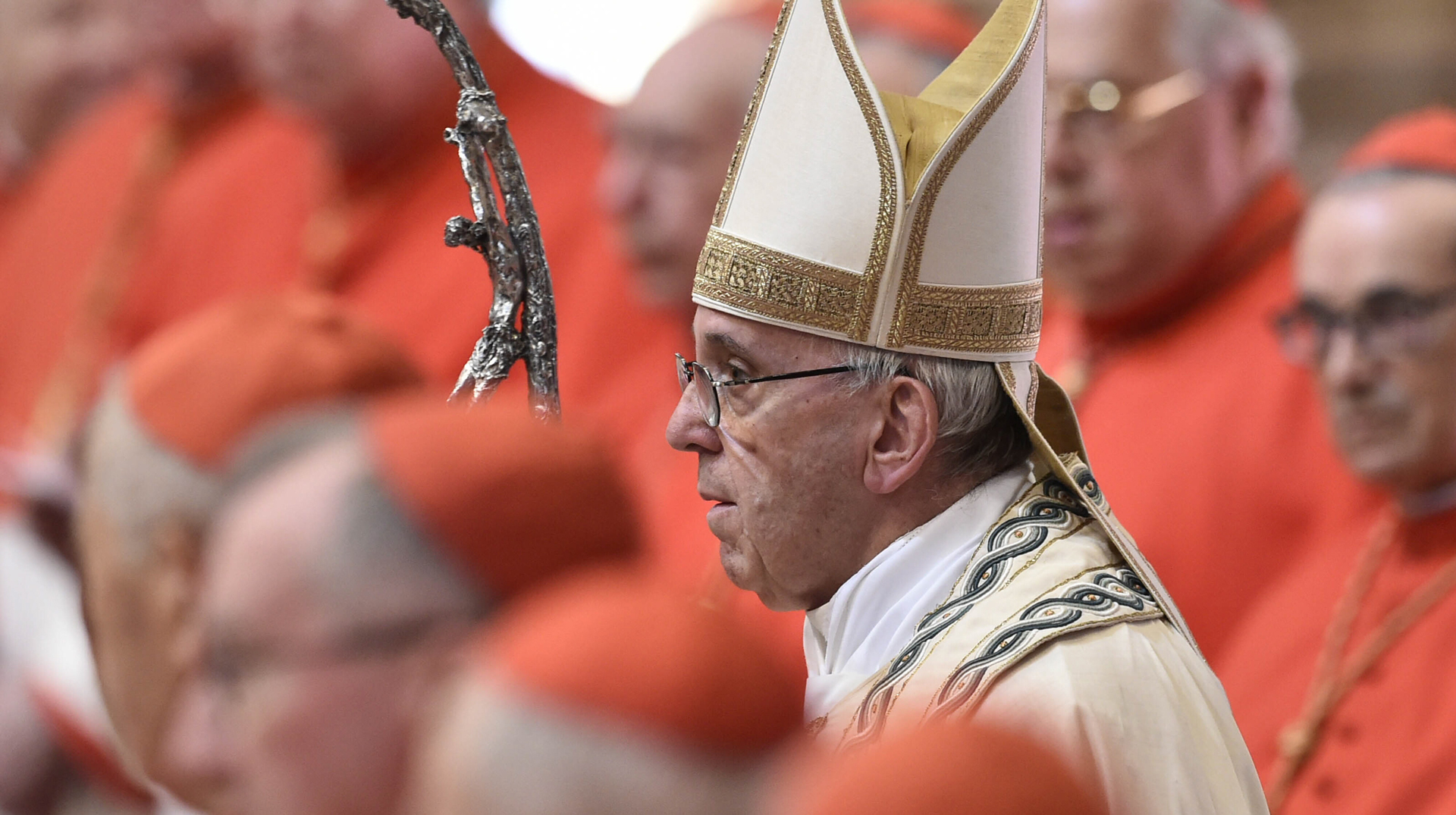 Papst Franziskus beim Einzug zum Konsistorium mit der Ernennung von neuen Kardinälen am 28. Juni 2017 im Petersdom im Vatikan.