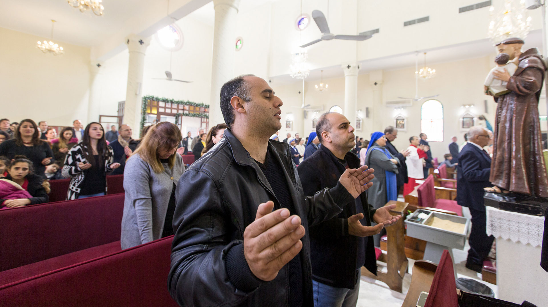 Menschen beten in einer Kirche in Gaza