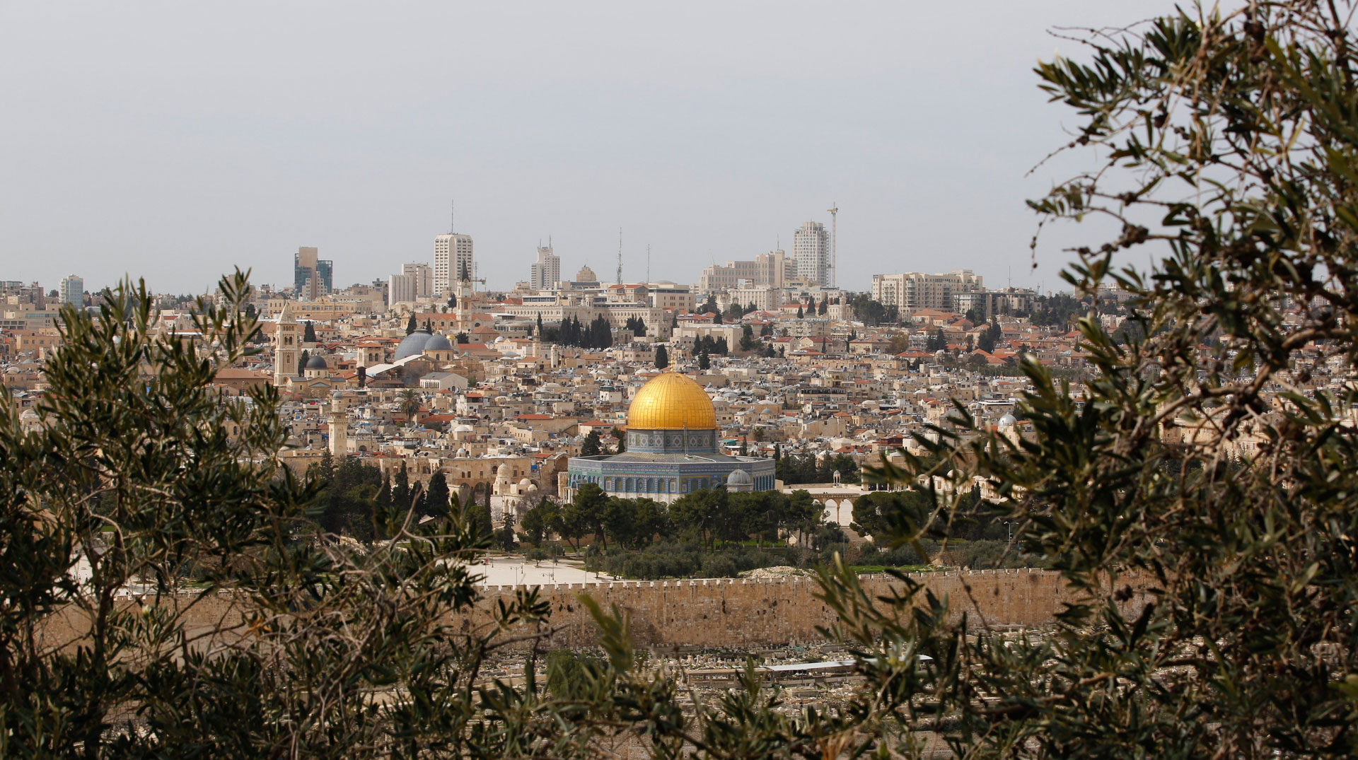 Blick durch Zweige von Olivenbäumen vom Ölberg auf das Panorama von Jerusalem mit Felsendom am 5. Februar 2018.