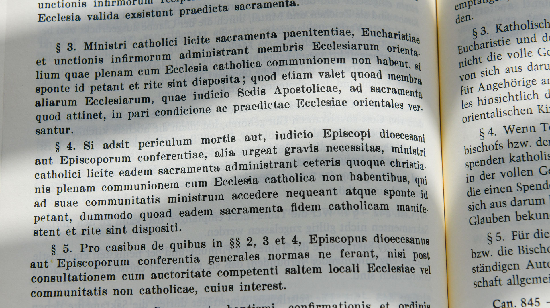 Seite aus dem Codex Iuris Canonici (CIC), Kodex des kanonischen Rechts, am 26. März 2018 mit dem Kanon Can. 844 - Paragraph 4, auf Latein.