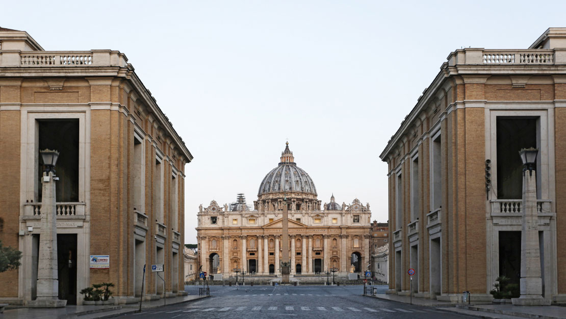 Blick über die menschenleere Via della Conciliazione auf den Petersplatz und Petersdom im Vatikan, am 27. Juli 2018 in Rom.