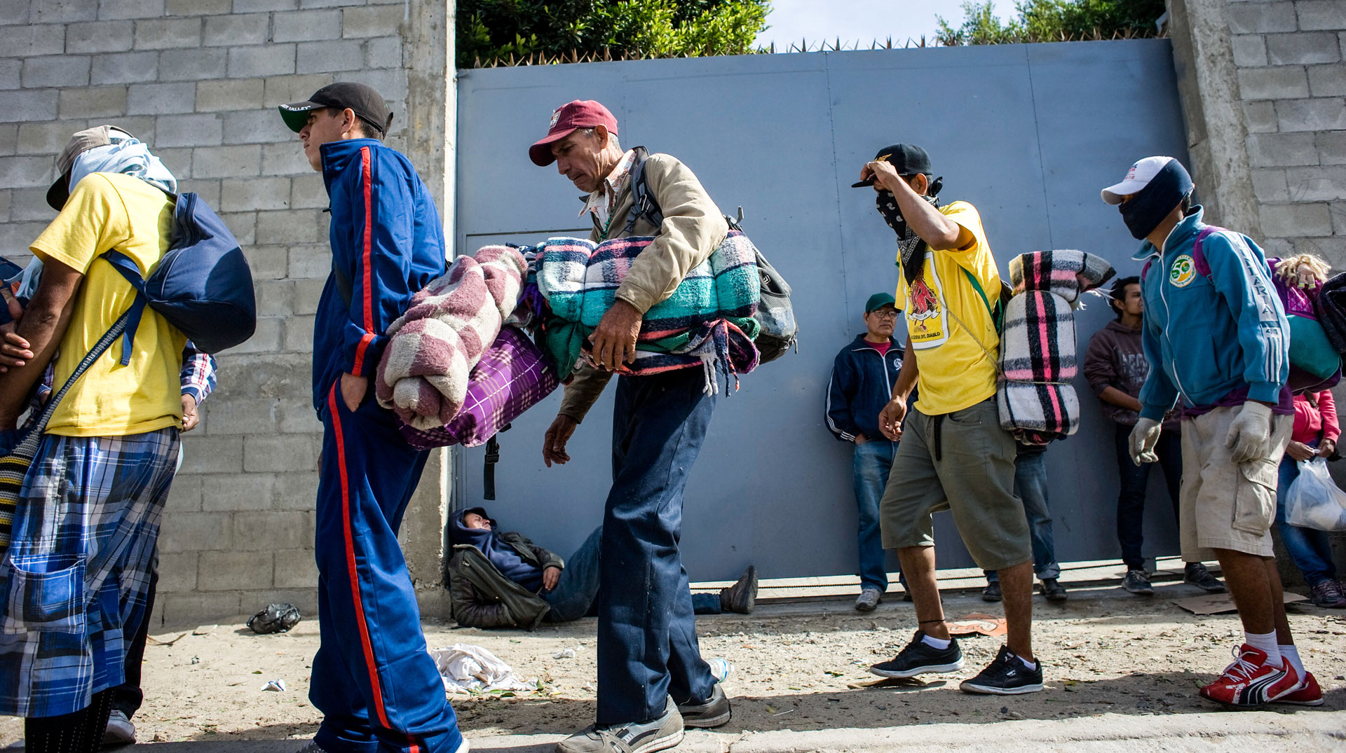 Männer aus Mittelamerika warten in einer Schlange auf eine Mahlzeit in einer Suppenküche am 13. November 2018 in Tijuana.