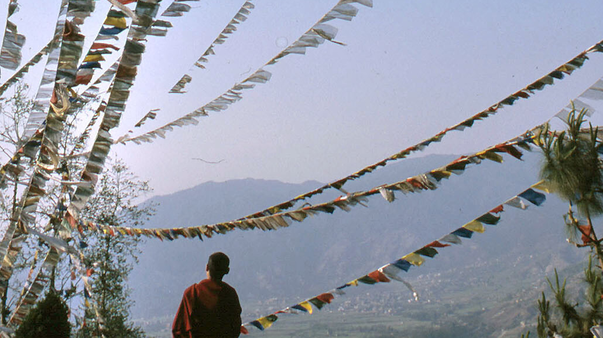 Im buddhistischen Teil des Himalaya wehen bunte Fahnen zu hunderttausenden an heiligen Orten, auf Gebirgspässen und Klosteranlagen.