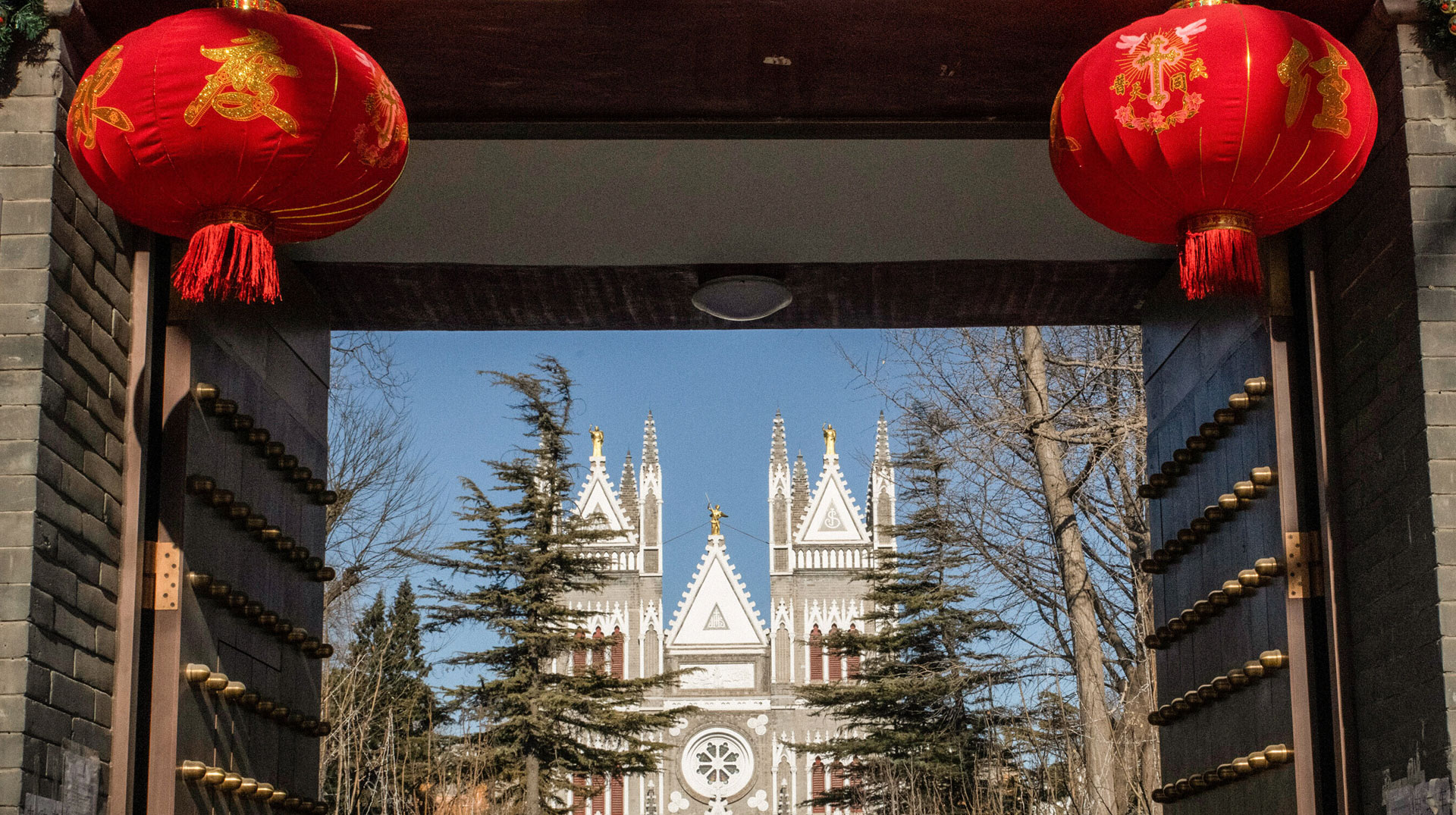 Menschen strömen am 13. Januar 2019 nach einer Messe aus der Kirche Xishiku in Peking (China).