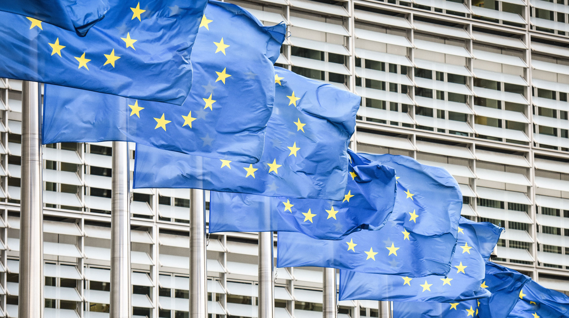 Wehende Flaggen der Europäischen Union (EU) stehen in einer Reihe vor der Europäischen Kommission (EK) in Brüssel am 13. März 2019.