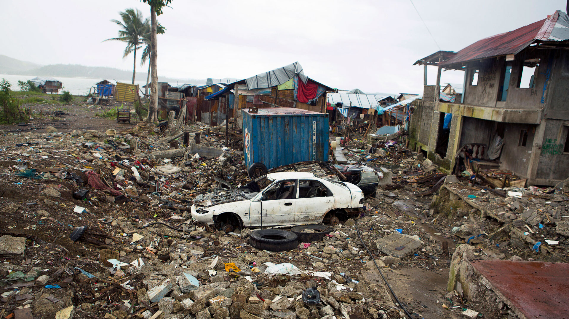 Ein Auto steht inmitten von zerstörten Häusern nach dem Taifun Haiyan in Palo (Philippinen) am 4. Februar 2014.