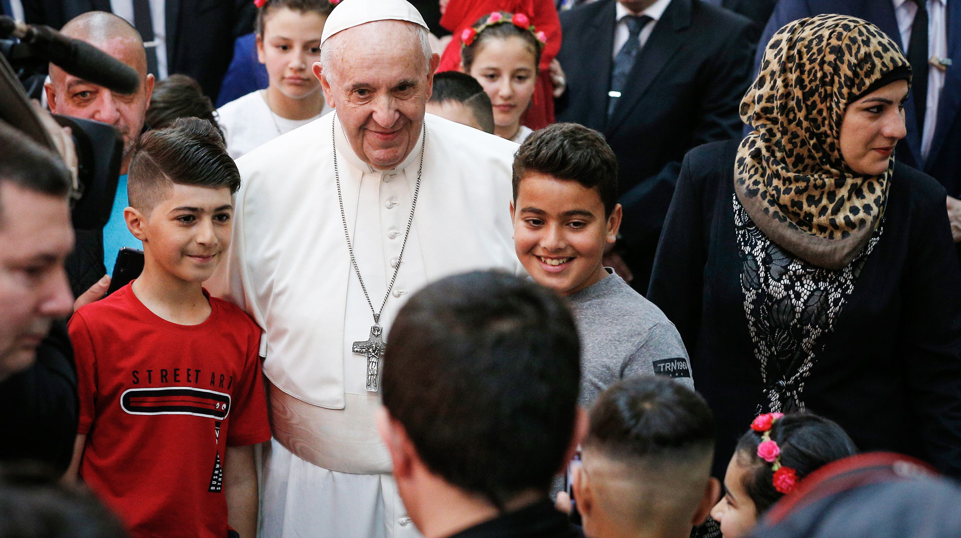 Papst Franziskus umarmt Kinder am 6. Mai 2019 bei dem Besuch eines Flüchtlingslagers in Sofia.