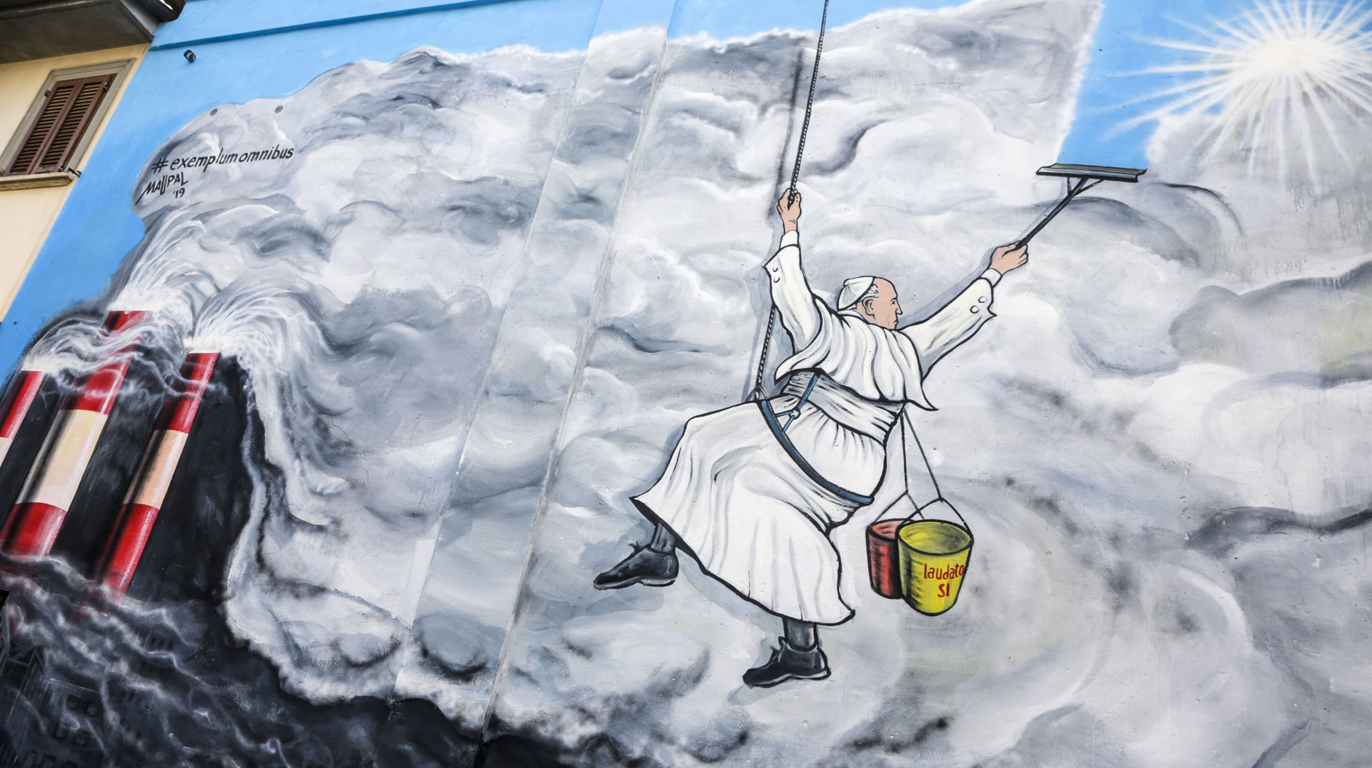 Papst Franziskus als Fensterputzer wäscht die Erde rein durch Enzyklika Laudato Si