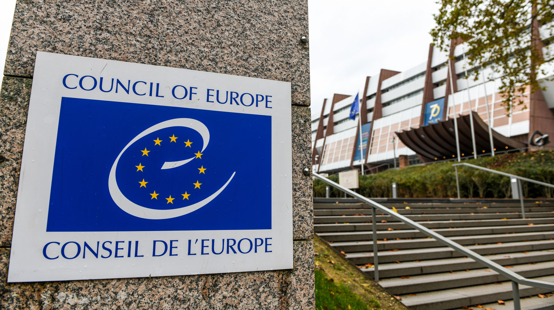 Hinweisschild vor dem Palais de l'Europe, Sitz des Europarats, mit der Aufschrift "Council of Europe" und "Conseil de l'Europe", am 7. November 2019 in Straßburg (Frankreich).