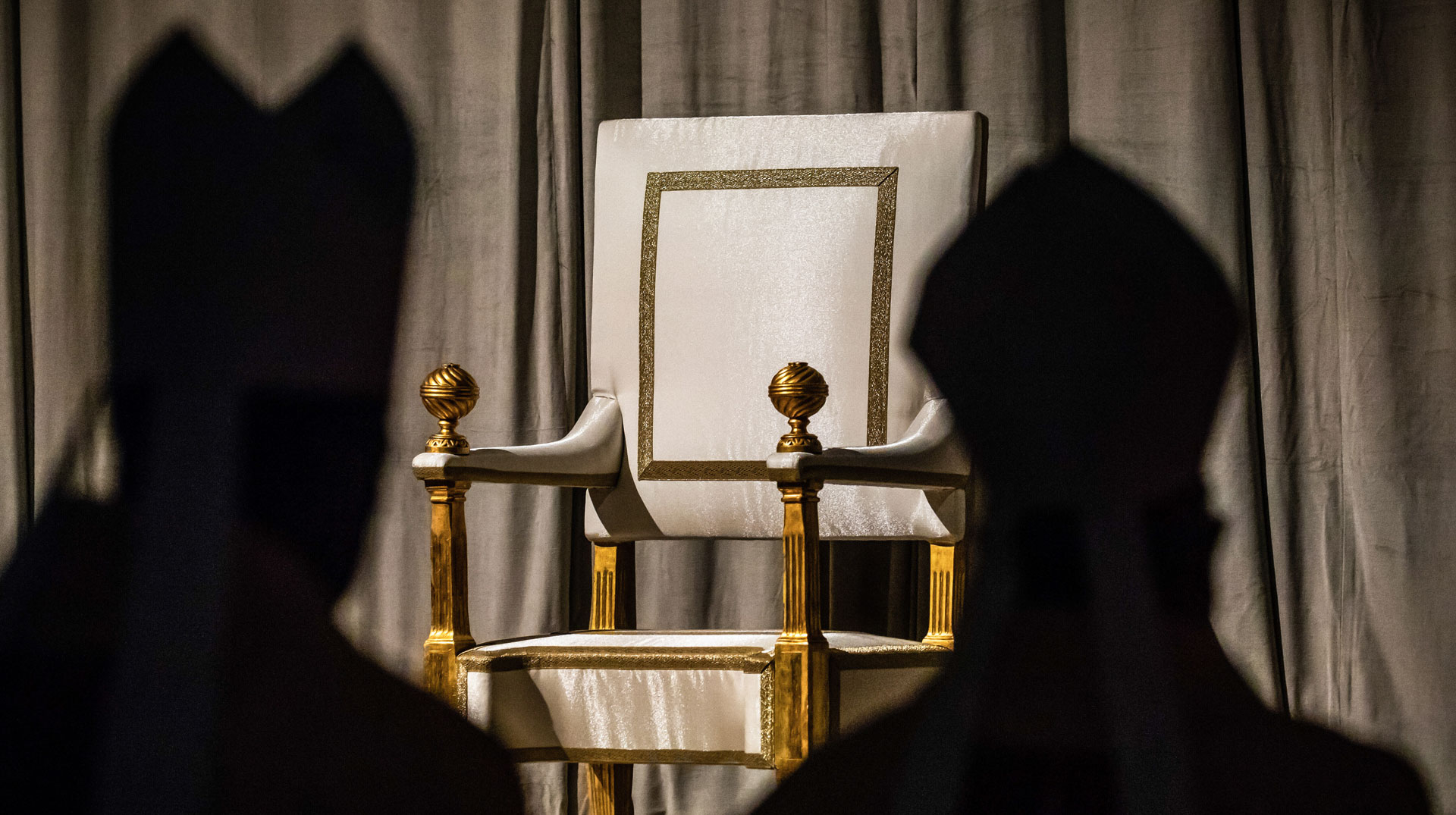 Leerer Stuhl, leerer Papstthron Symbolbild Sedisvakanz