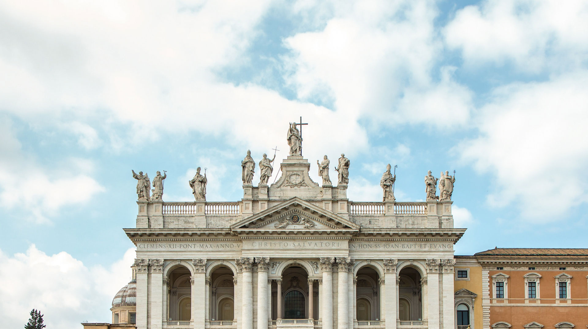 	Der nahezu menschenleere Platz vor der Päpstlichen Basilika San Giovanni in Laterano in Rom am 15. März 2020.