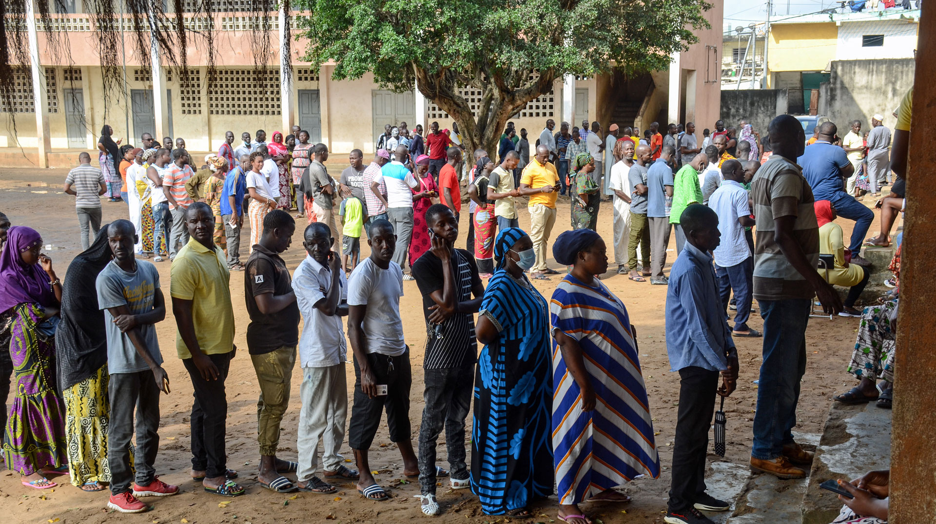 Wähler stehen bei der Präsidentschaftswahl Schlange am 31. Oktober 2020 in Abidjan (Elfenbeinküste).