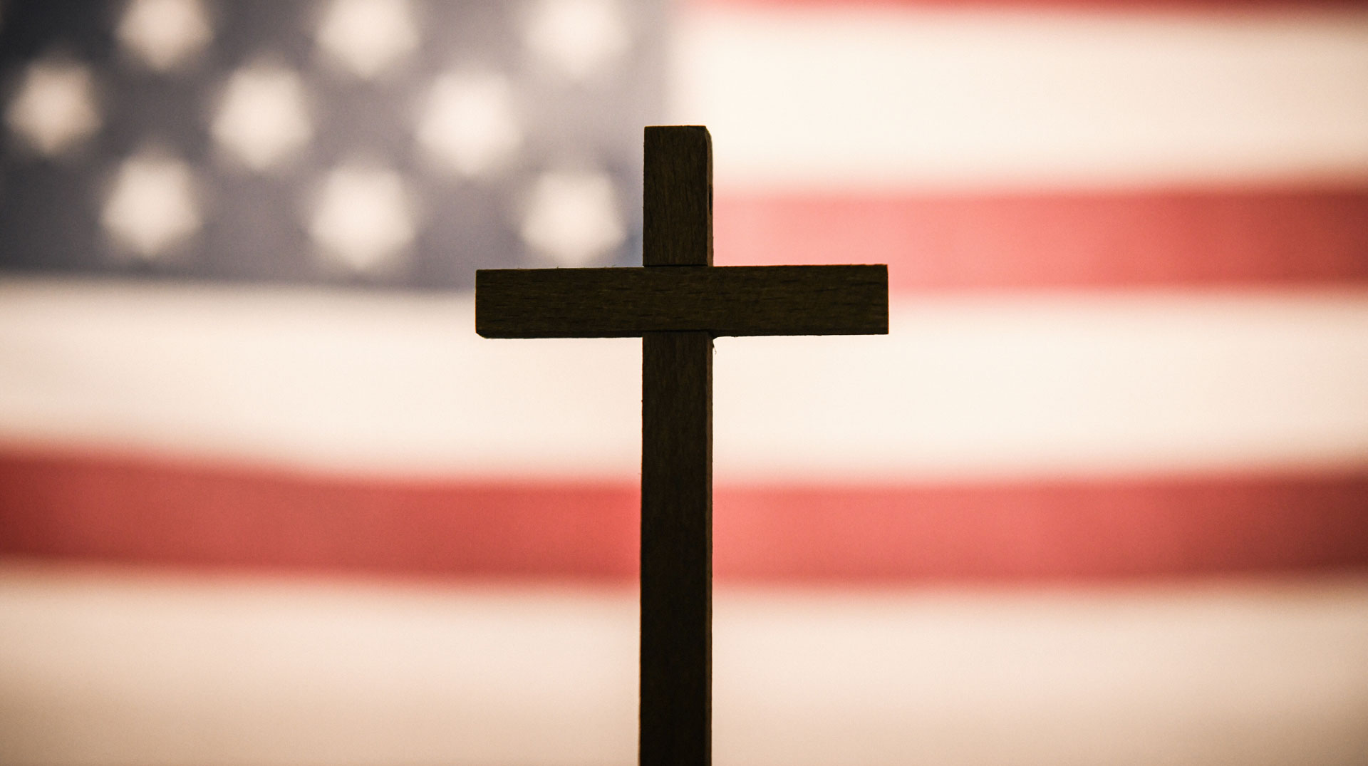 Kreuz vor US-Flagge