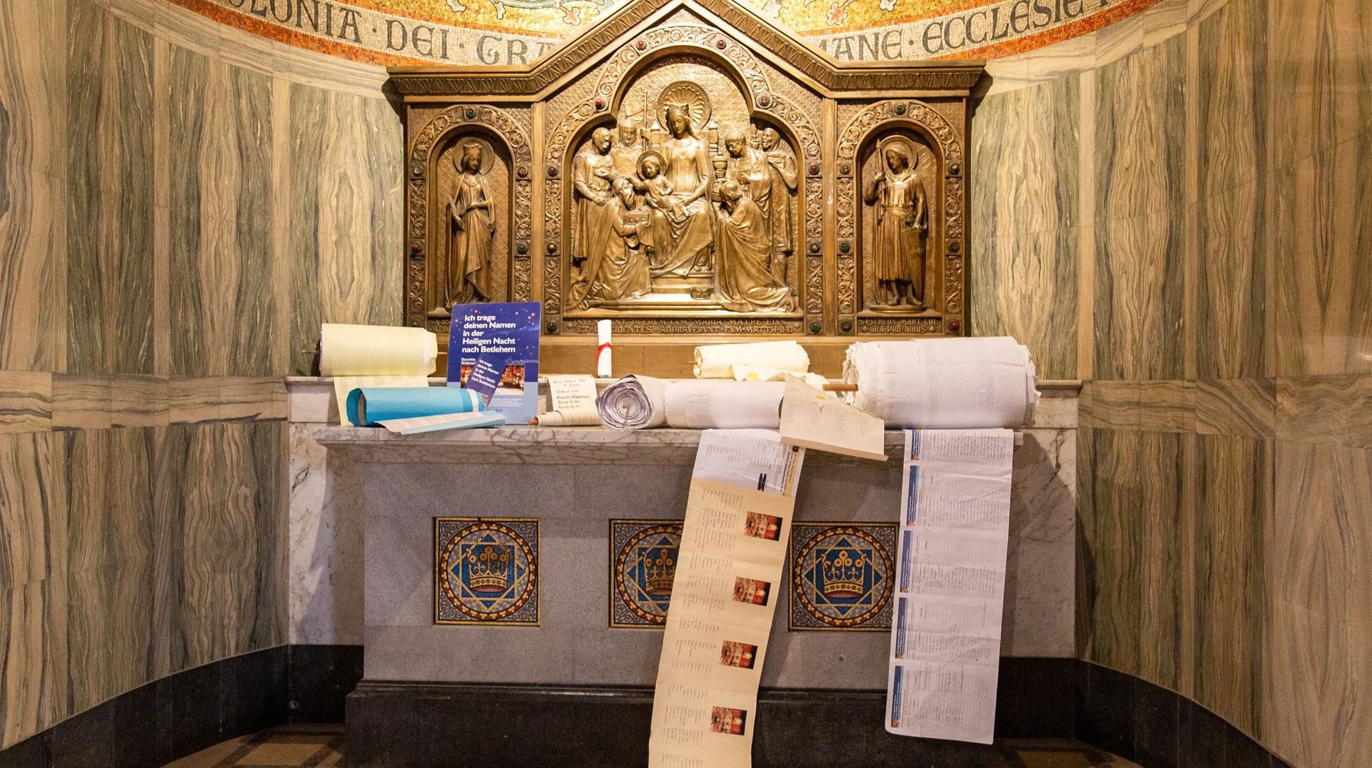 Schriftrollen in der Dormitio-Basilika