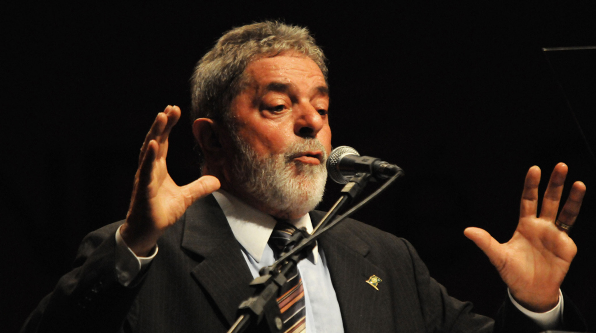 Brasiliens Ex-Präsident Lula steht auf einer Bühne am Mikrofon