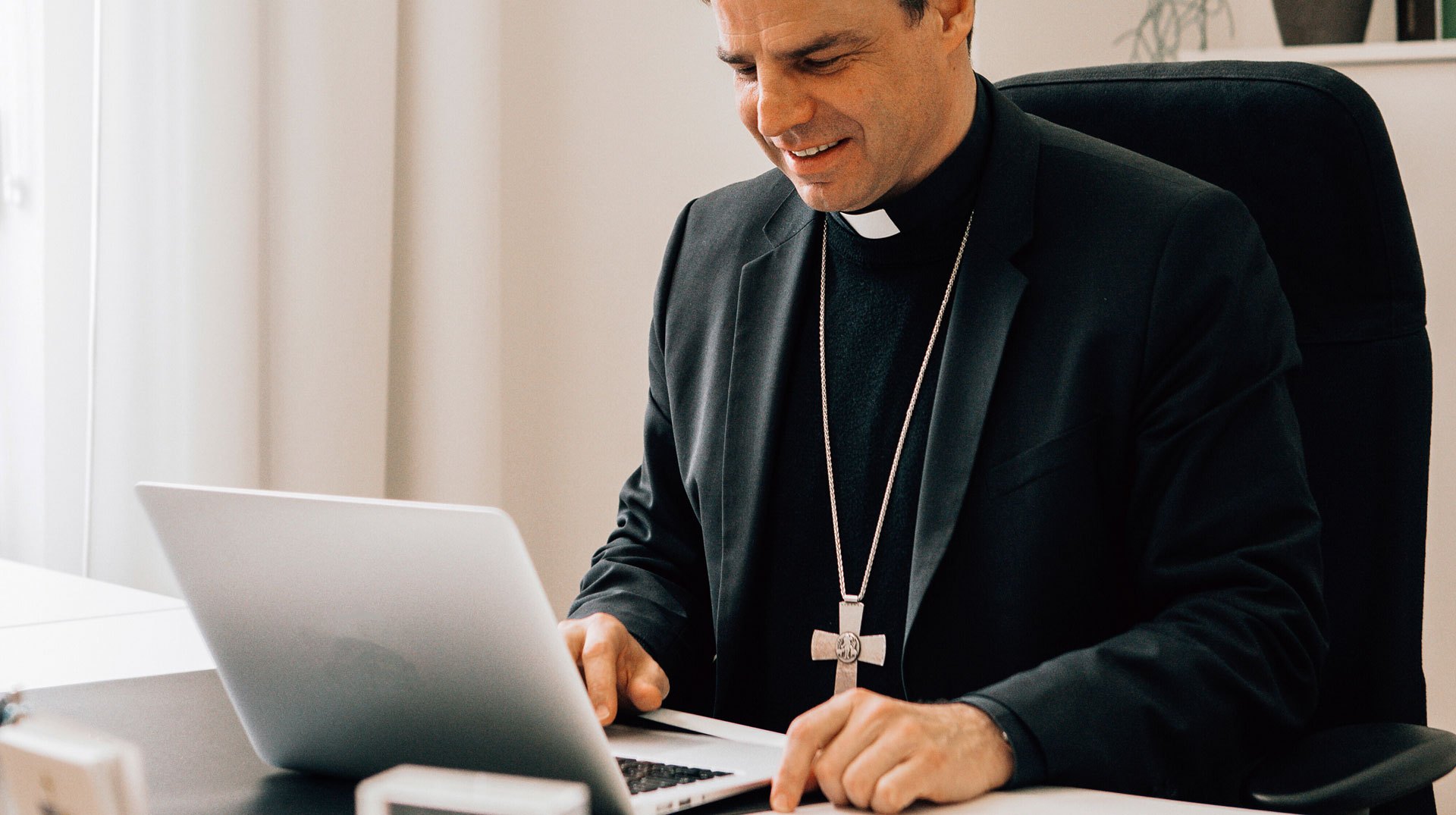 Stefan Oster, Bischof von Passau, am 18. März 2021 an seinem Schreibtisch im Bischöflichen Ordinariat in Passau.