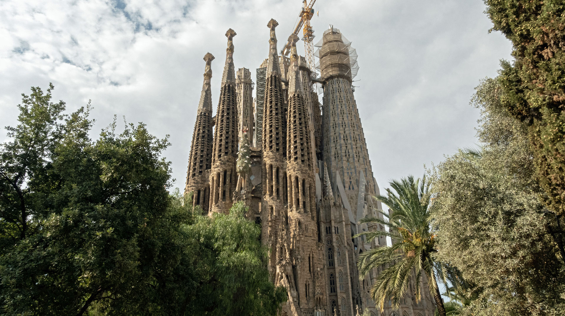 Das Hauptportal der Sagrada Familia in Barcelona. Sechs Türme ragen gen Himmel.