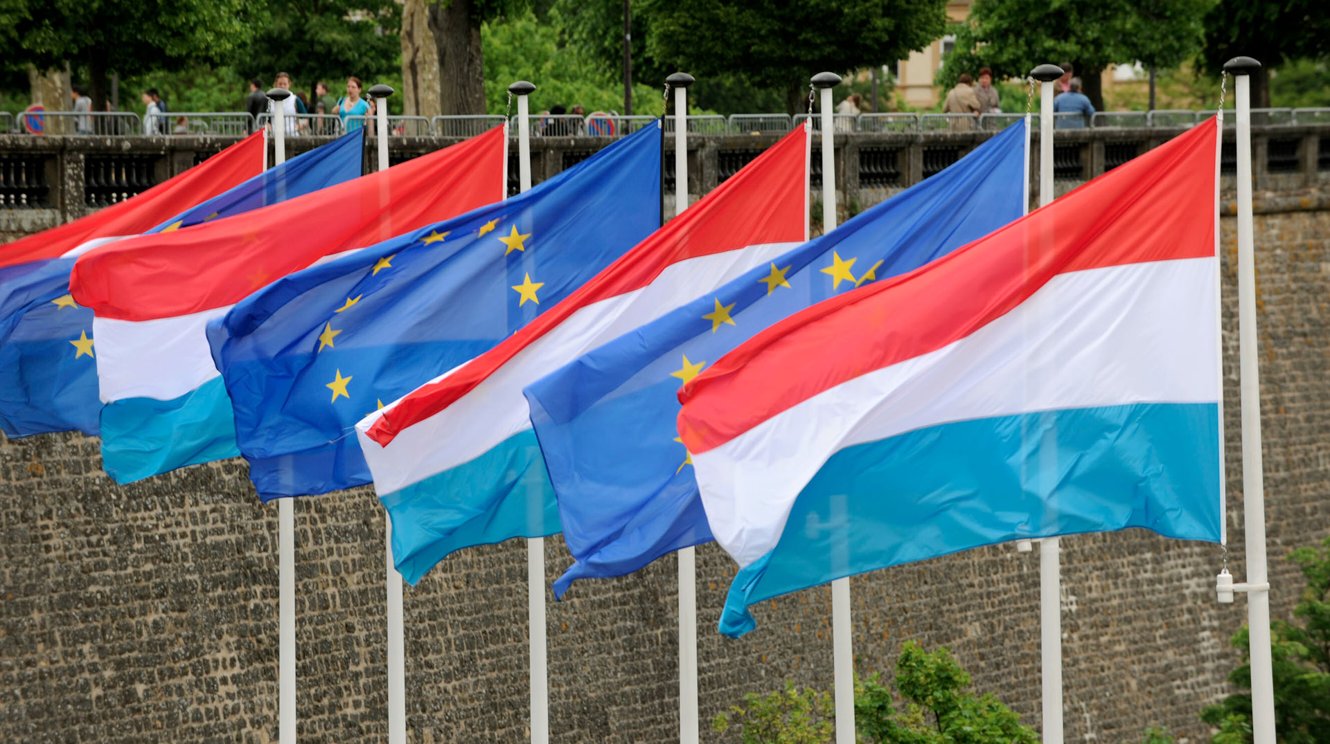 Luxemburg: Das Großherzogtum Luxemburg ist eine parlamentarische Monarchie in Westeuropa und ist mit einer Fläche von 2586 Quadratkilometern der zweitkleinste Staat der Europäischen Union.