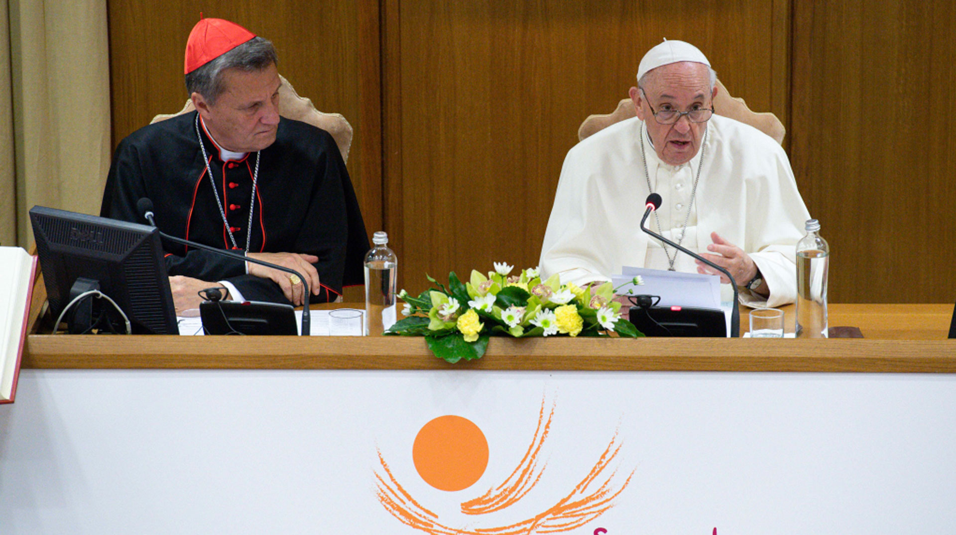 Papst Franziskus und Kardinal Mario Grech bei der Eröffnung des Synodalen Prozesses am 9. Oktober 2021