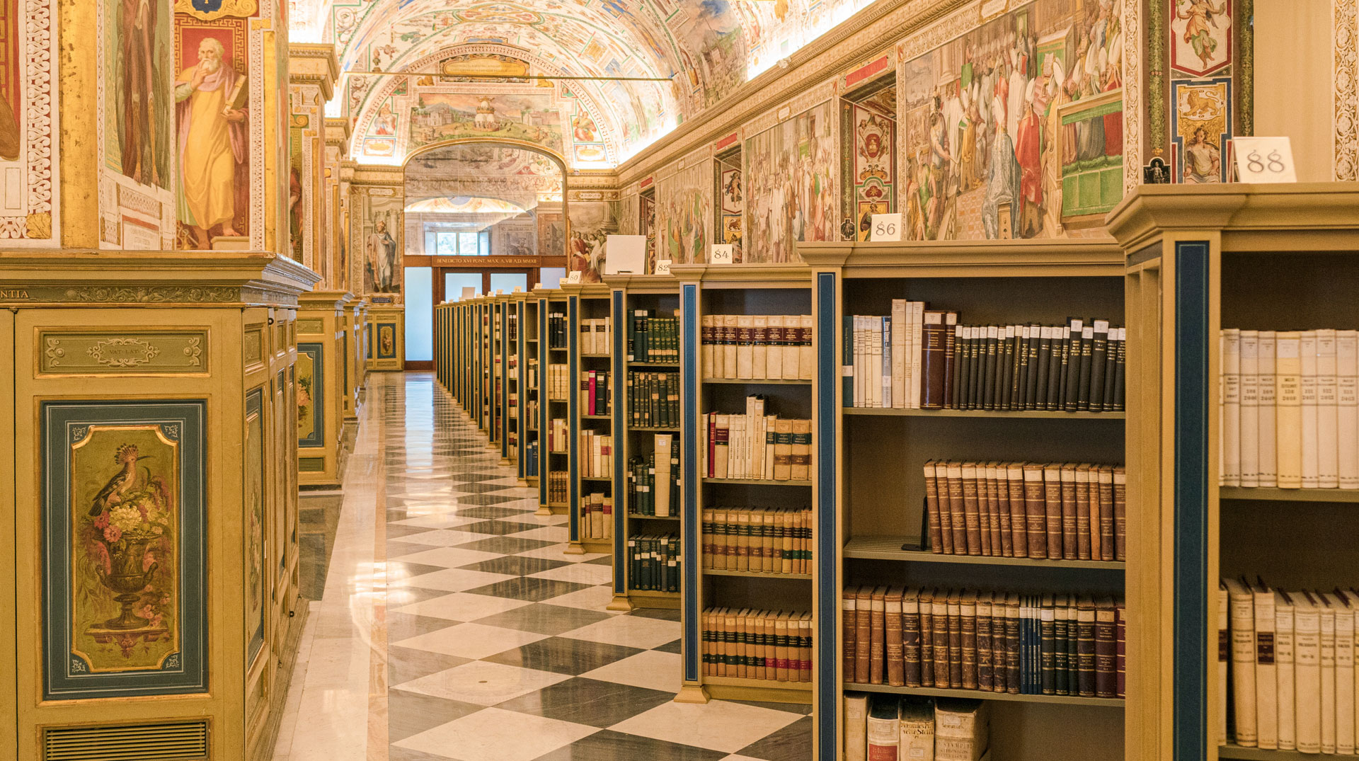 Blick in die Biblioteca Apostolica Vaticana (dt. Apostolische Vatikanische Bibliothek) mit einem Deckenfresko, Wandgemälden und Bücherregalen, am 8. November 2021 im Vatikan.