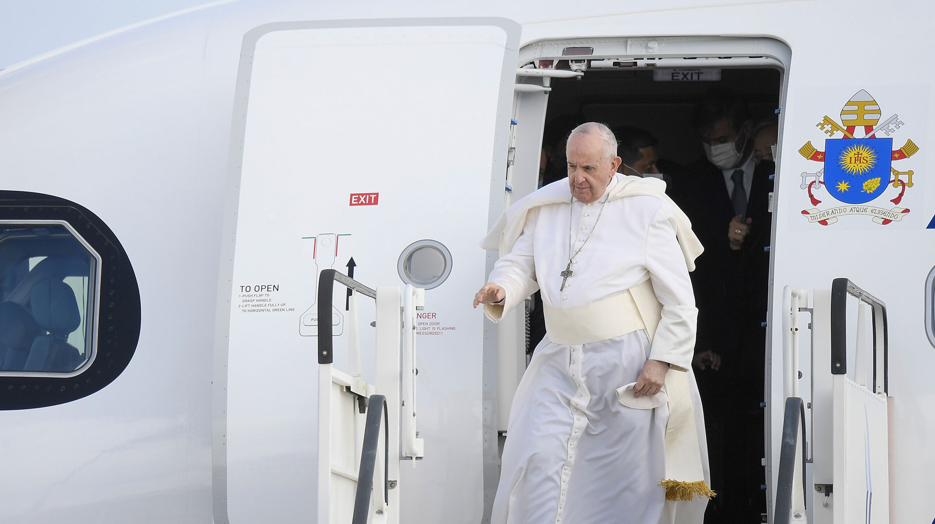 Ankunft von Papst Franziskus am Flughafen von Athen (Griechenland) am 4. Dezember 2021. Symbolbild Papstreise.