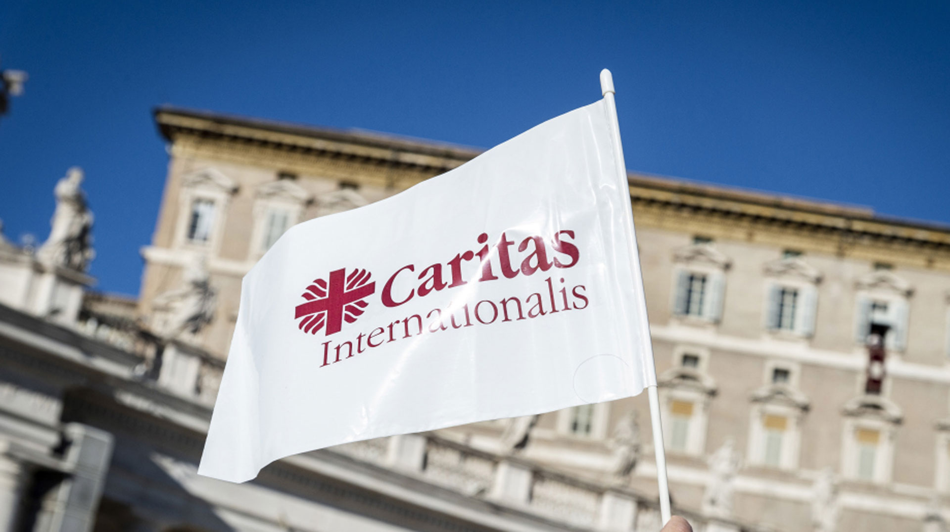 Fahne mit dem Logo und dem Schriftzug "Caritas Internationalis" am 12. Dezember 2021 auf dem Petersplatz im Vatikan.