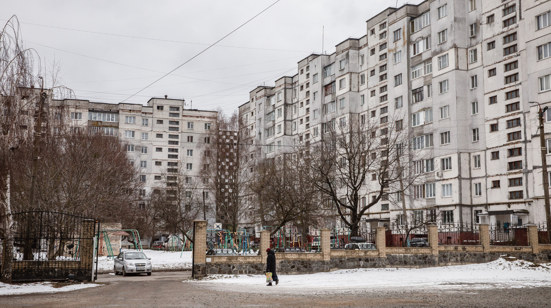 Häuserblock mit Wohnhäusern in Chmelnyzkyj (Ukraine) am 5. März 2022. Schnee liegt auf der Erde.