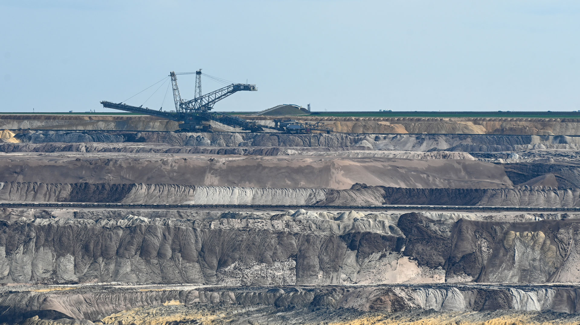 Bagger und Abbruchkante im Tagebau Garzweiler II. in Erkelenz am 3. April 2022.